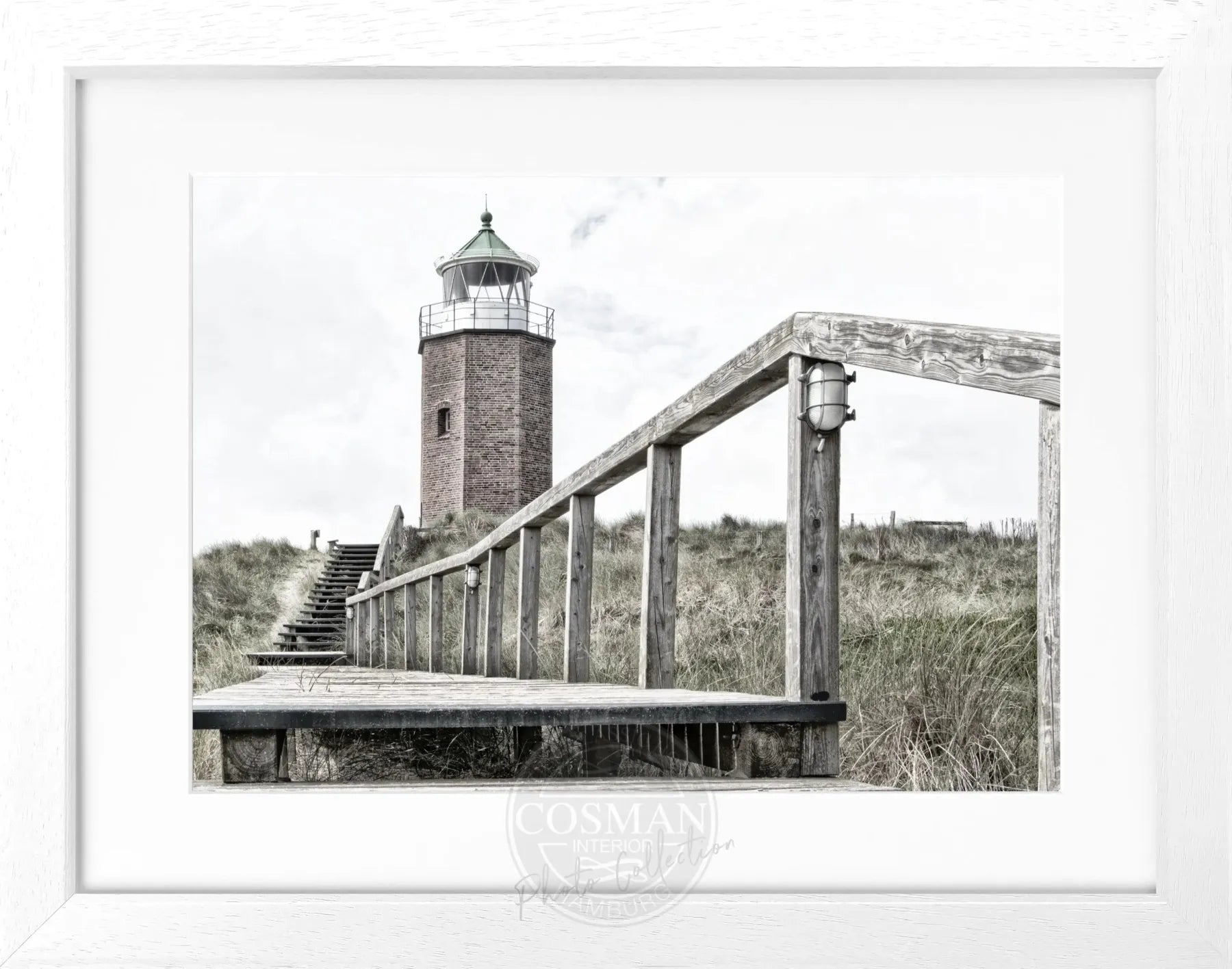 Schwarz-weiß Poster mit Rahmen von Sylt, zeigt den Leuchtturm Rotes Kliff, im Format 31x25cm, von Cosman-Photocollection.