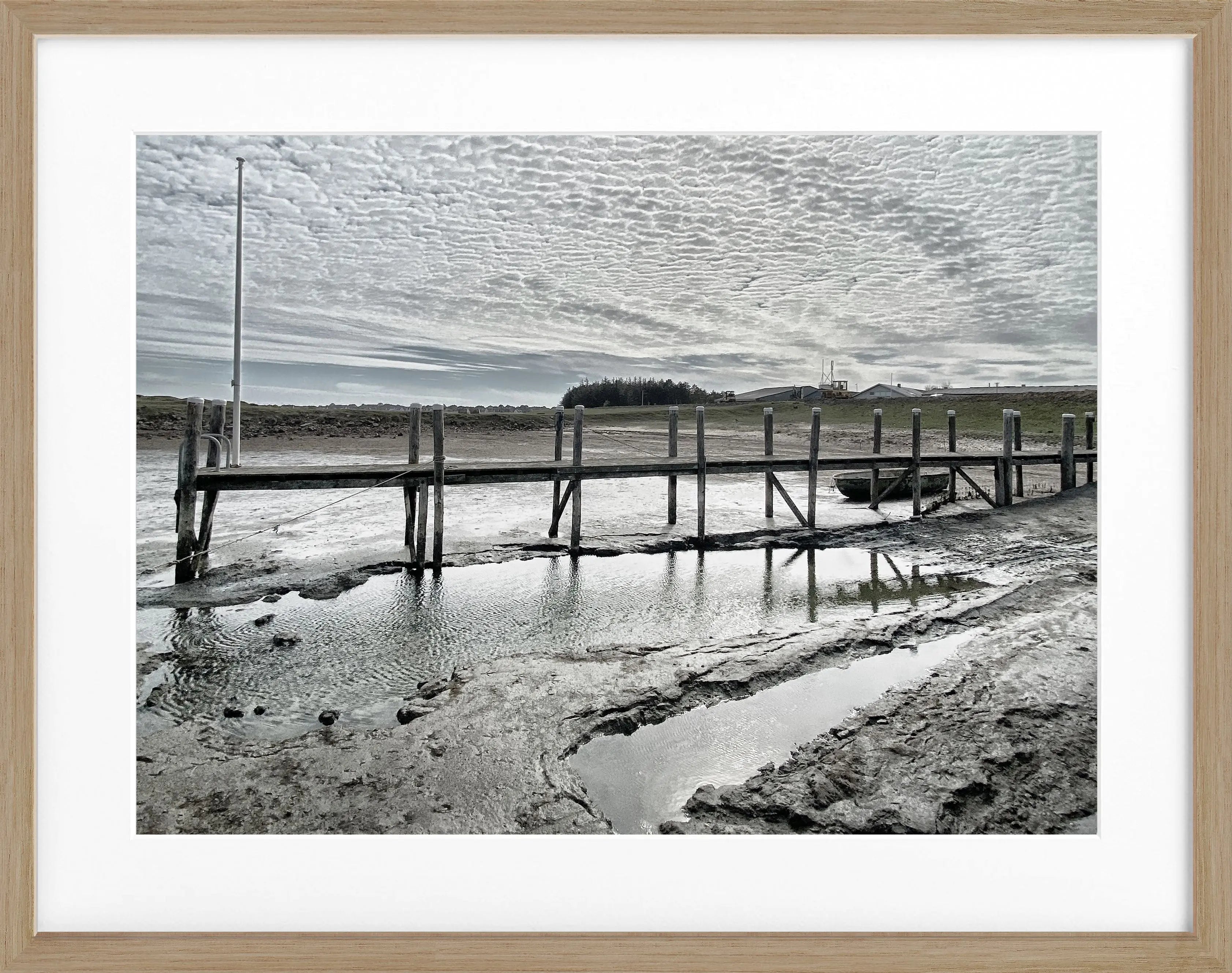 Schwarz-weiß Poster mit Rahmen von Cosman-Photocollection, zeigt den Hafen Rantum auf Sylt, Maße 31x25 cm, maritime Atmosphäre