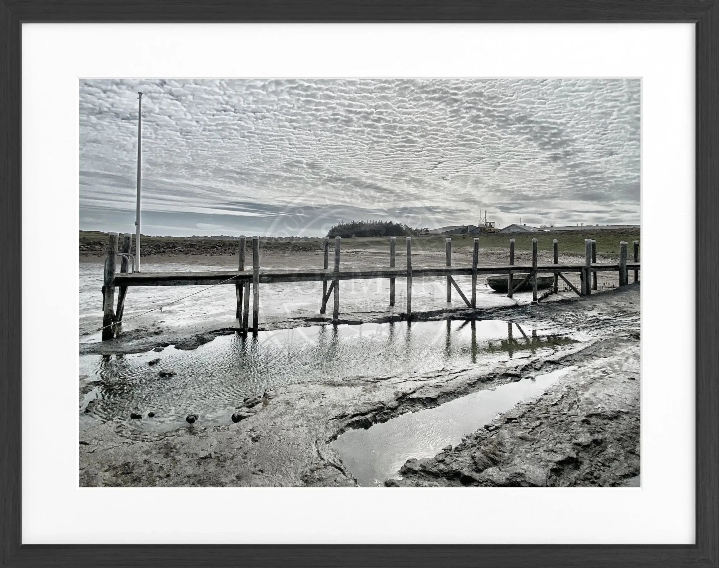 Schwarz-weiß Poster mit Rahmen von Cosman-Photocollection, zeigt den Hafen Rantum auf Sylt, Maße 31x25 cm.