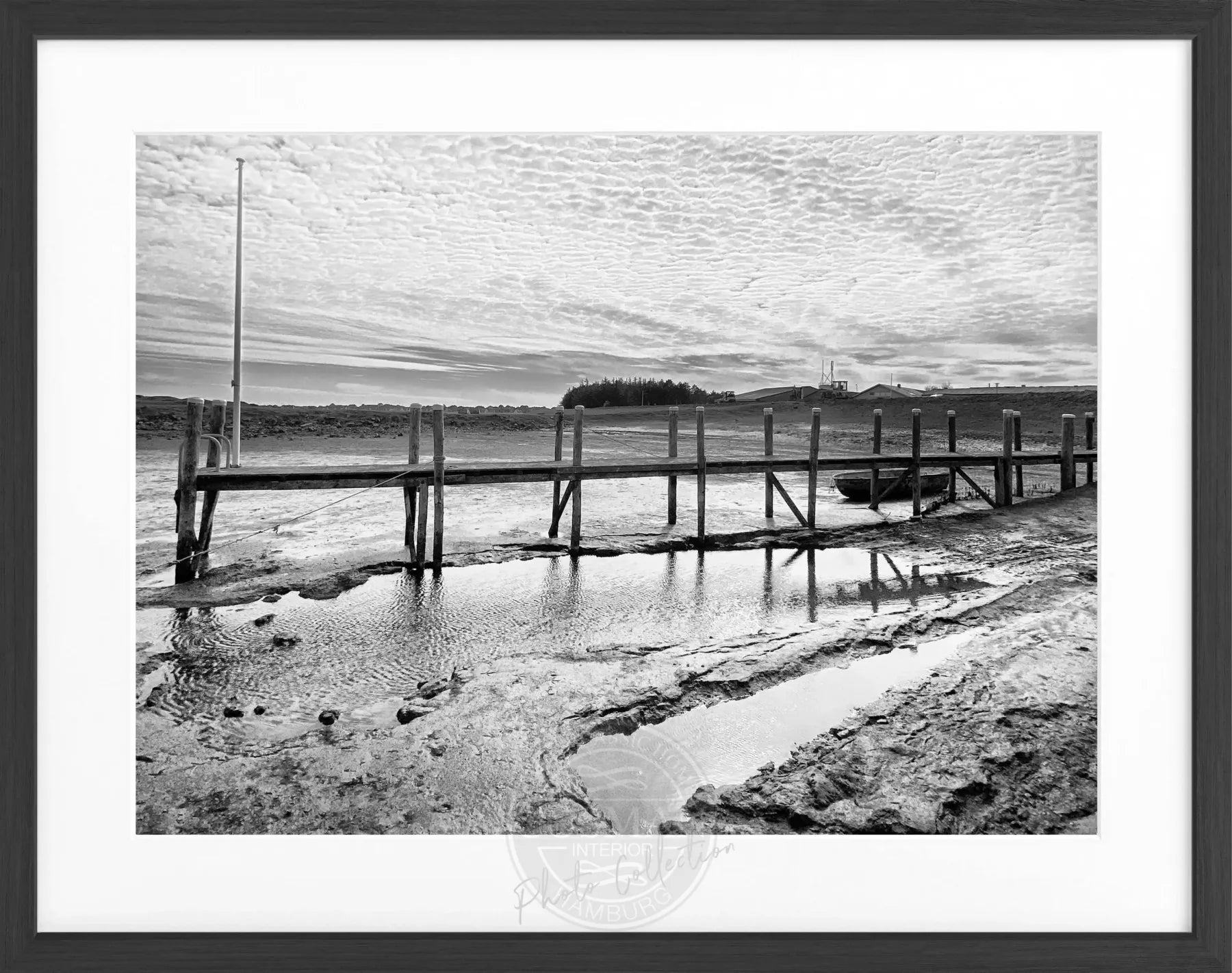 Schwarz-weiß Poster mit Rahmen von Cosman-Photocollection, zeigt den Hafen in Rantum auf Sylt, 31x25cm, Seestadtansicht