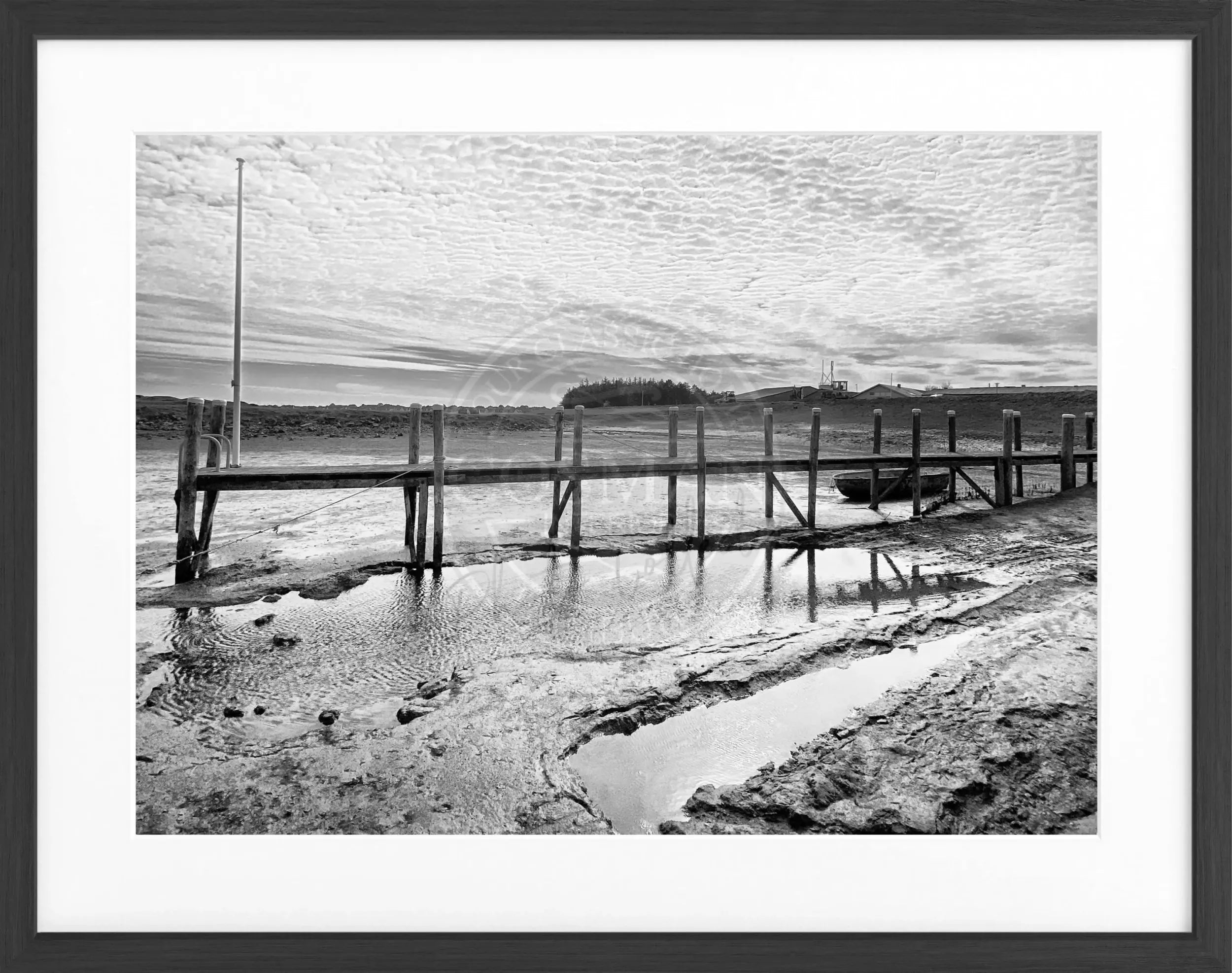 Schwarz-weiß Poster mit Rahmen von Cosman-Photocollection, zeigt den Hafen in Rantum auf Sylt, 31x25cm, Seestadtansicht
