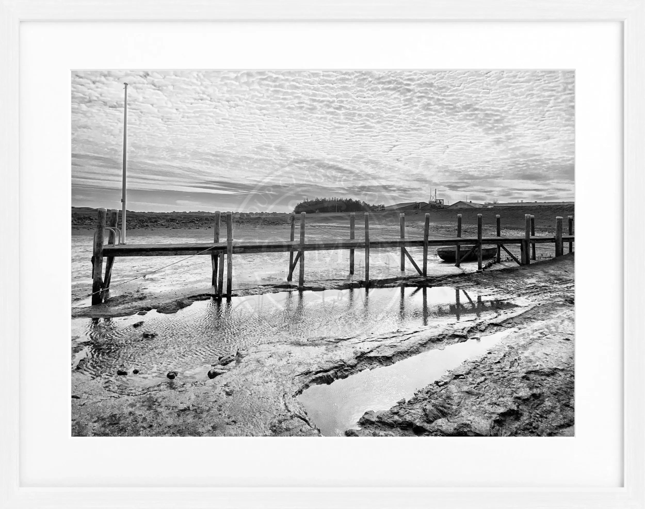 Schwarz-weiß Poster mit Rahmen von Sylt Rantum Hafen, 31x25cm, von Cosman-Photocollection, Meerblick und Hafenansicht