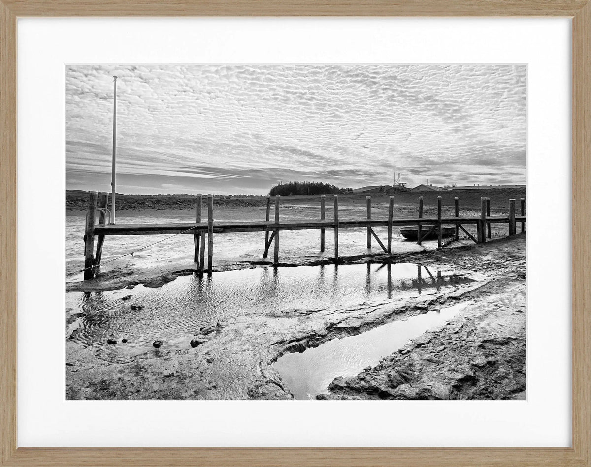 Schwarz-weiß Poster mit Rahmen von Cosman-Photocollection, zeigt den Hafen in Rantum auf Sylt, Maße 31x25 cm.
