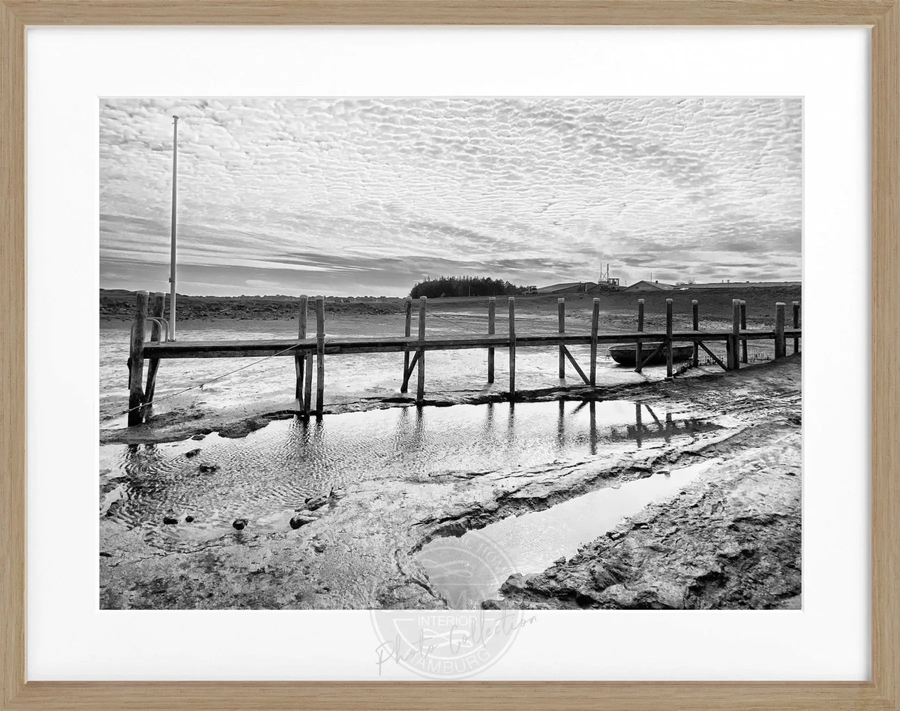 Schwarz-weiß Poster mit Rahmen von Cosman-Photocollection, zeigt den Hafen in Rantum auf Sylt, Maße 31x25 cm.