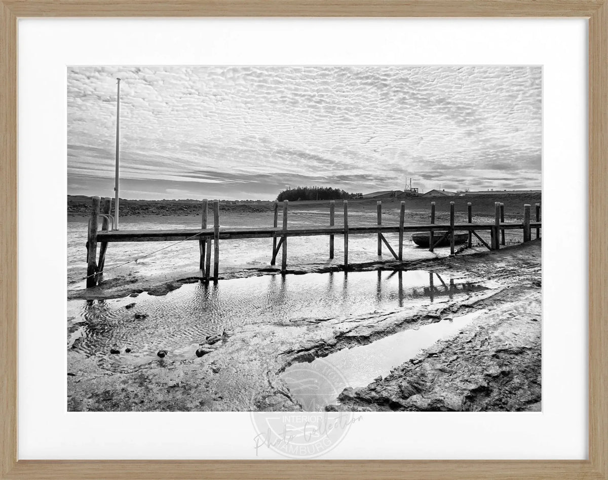 Schwarz-weiß Poster mit Rahmen von Cosman-Photocollection, zeigt den Hafen in Rantum auf Sylt, Maße 31x25 cm.