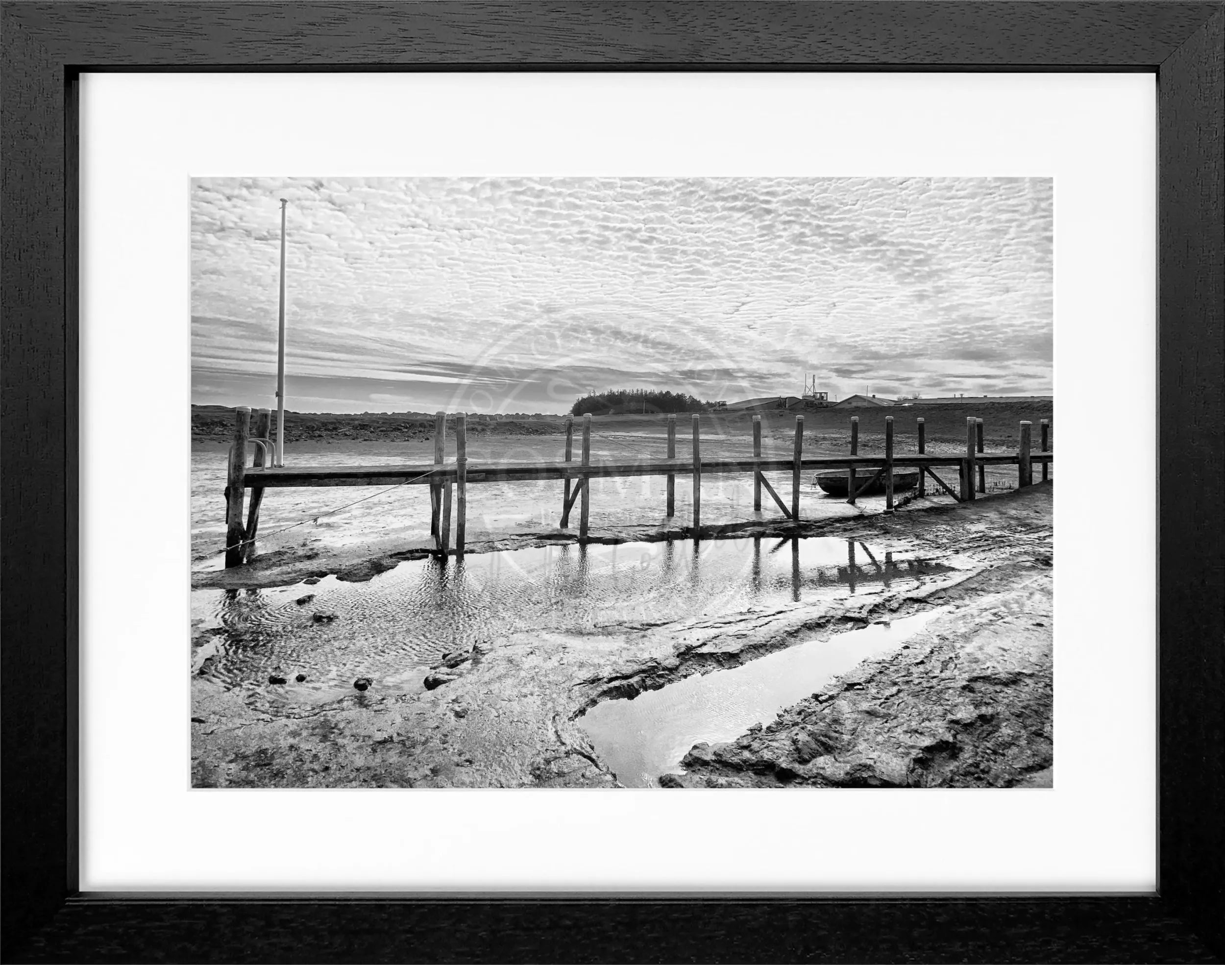Schwarz-weiß Poster mit Rahmen von Cosman-Photocollection, zeigt den Hafen von Rantum auf Sylt, Maße 31x25 cm.