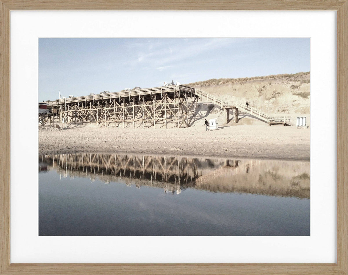 Schwarz-weiß Poster mit Rahmen von Sylt Kampen, 31x25 cm, von Cosman-Photocollection, zeigt Strandmotiv.