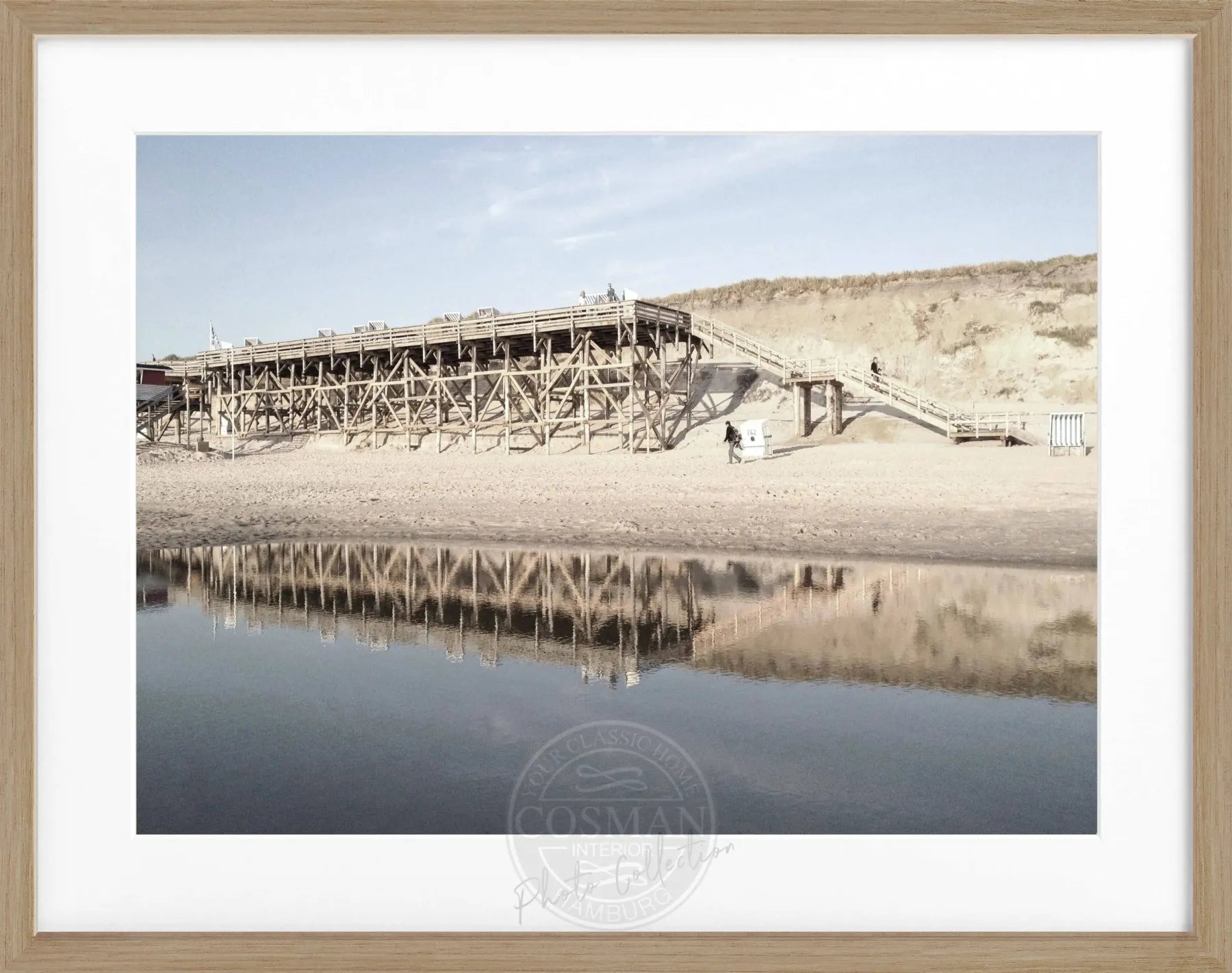 Schwarz-weiß Poster mit Rahmen von Sylt Kampen, 31x25 cm, von Cosman-Photocollection, zeigt Strandmotiv.
