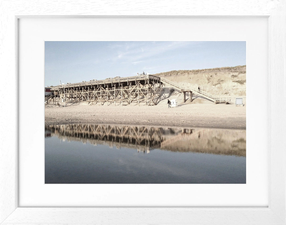 Schwarz-weiß Poster mit Rahmen von Sylt Kampen, 31x25cm, von Cosman-Photocollection, zeigt Strandmotiv im minimalistischen Stil