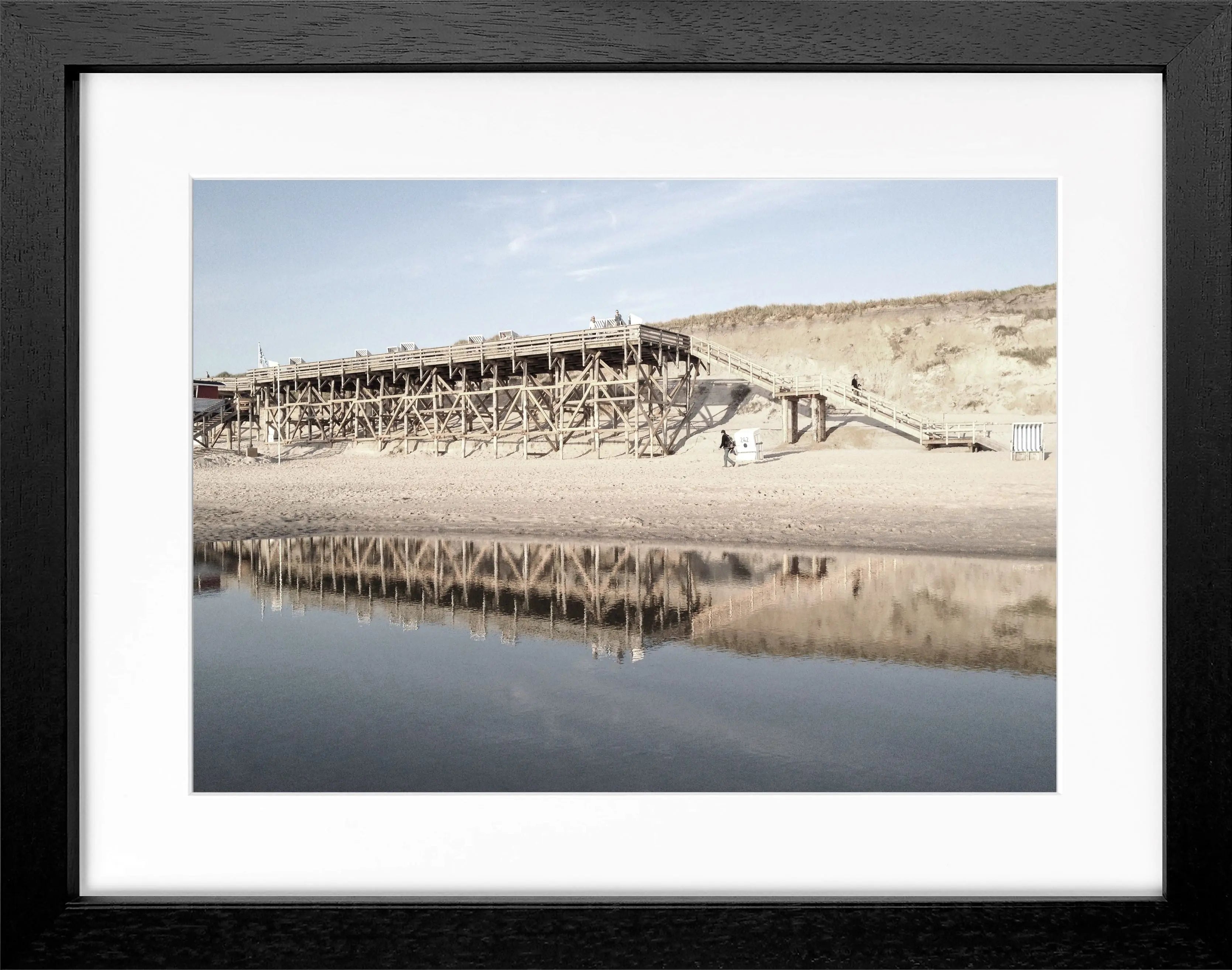 Schwarz-weiß Poster mit schwarzem Rahmen, zeigt den Strand Kampen auf Sylt, von Cosman-Photocollection, 31x25 cm