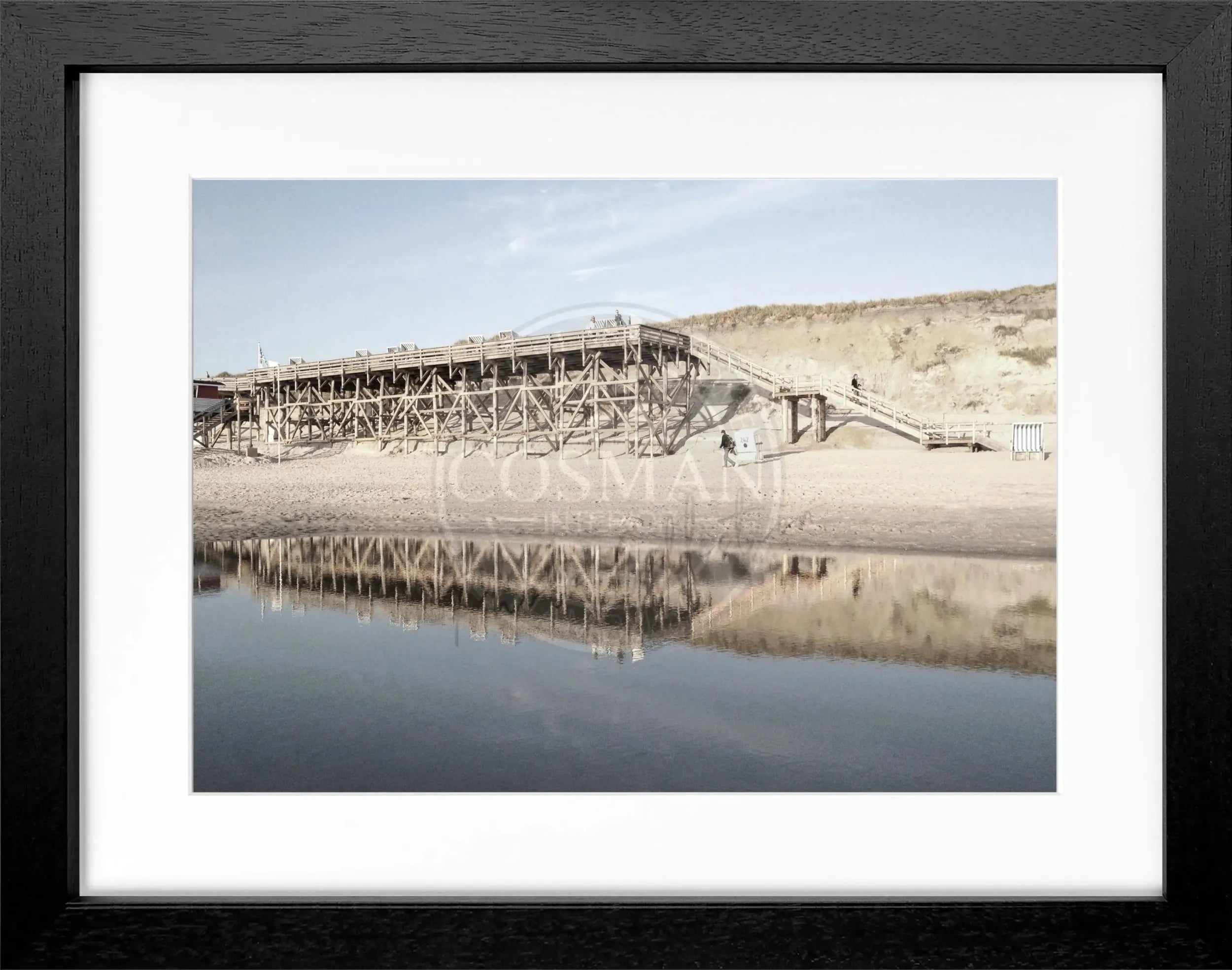 Schwarz-weiß Poster mit schwarzem Rahmen, zeigt den Strand Kampen auf Sylt, von Cosman-Photocollection, 31x25 cm