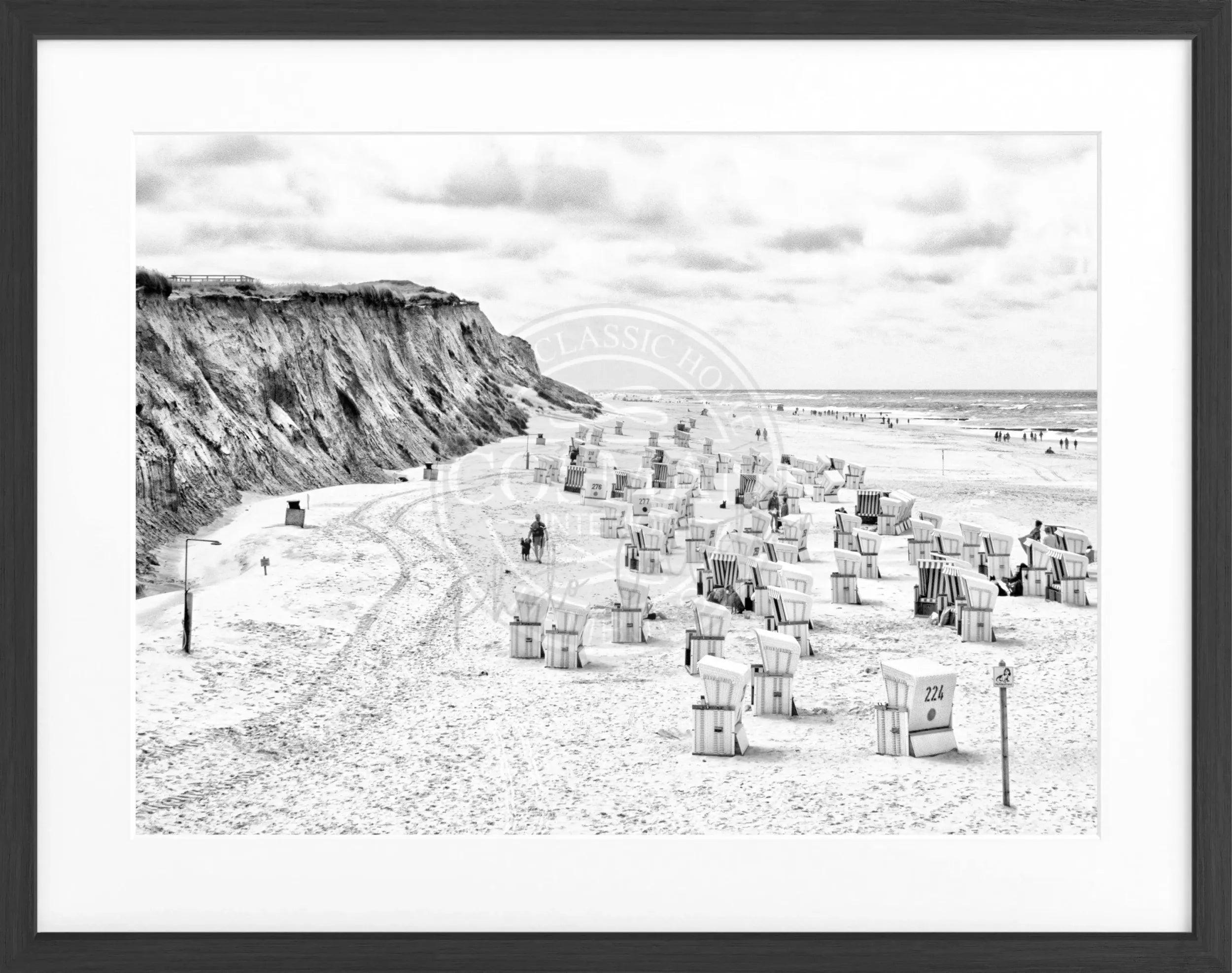 Schwarz-weiß Poster mit Rahmen, zeigt Strandkörbe am Strand von Kampen auf Sylt, von Cosman-Photocollection.