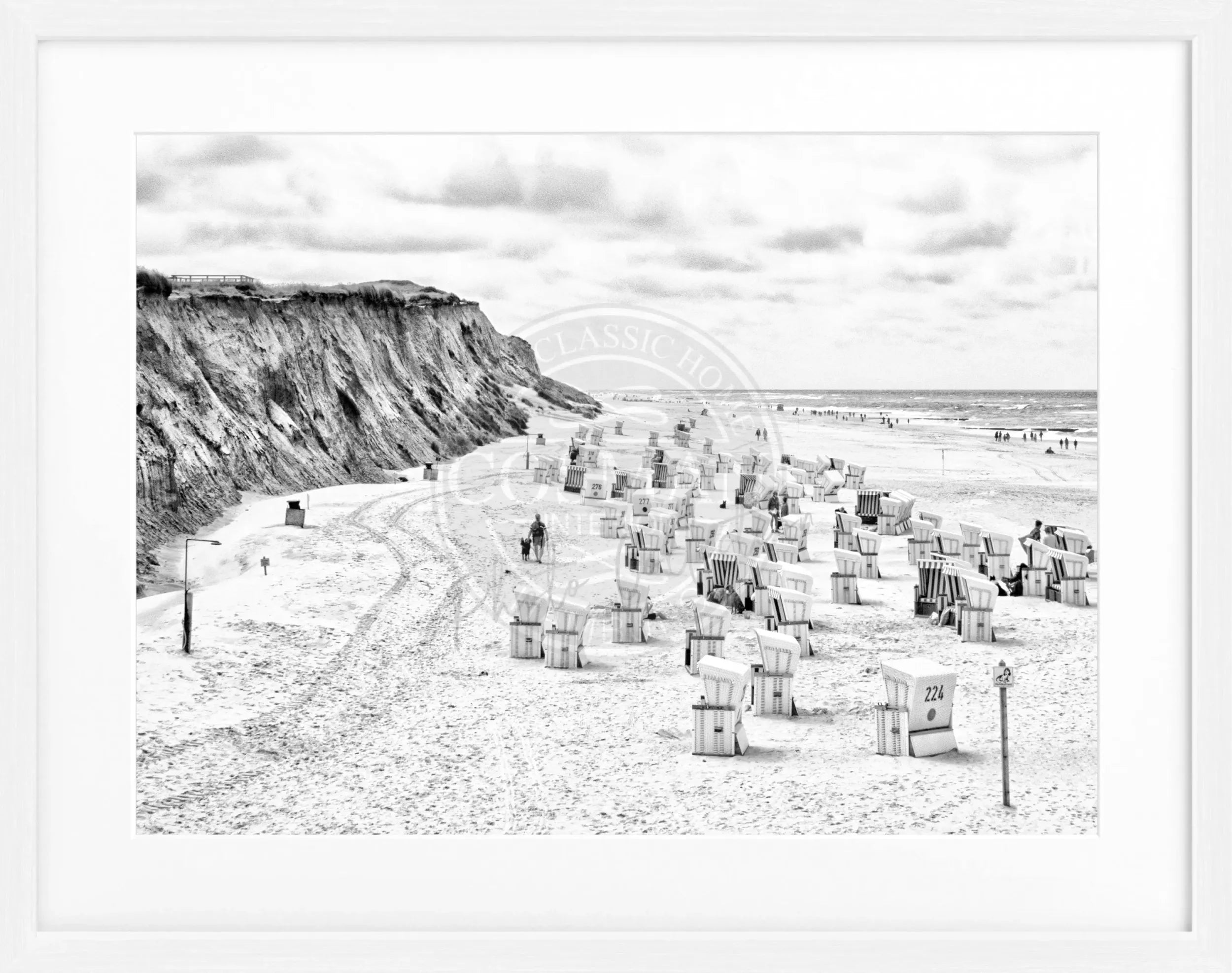 Schwarz-weiß Poster mit Rahmen von Cosman-Photocollection, zeigt Strandkörbe in Kampen auf Sylt, 31cm x 25cm.