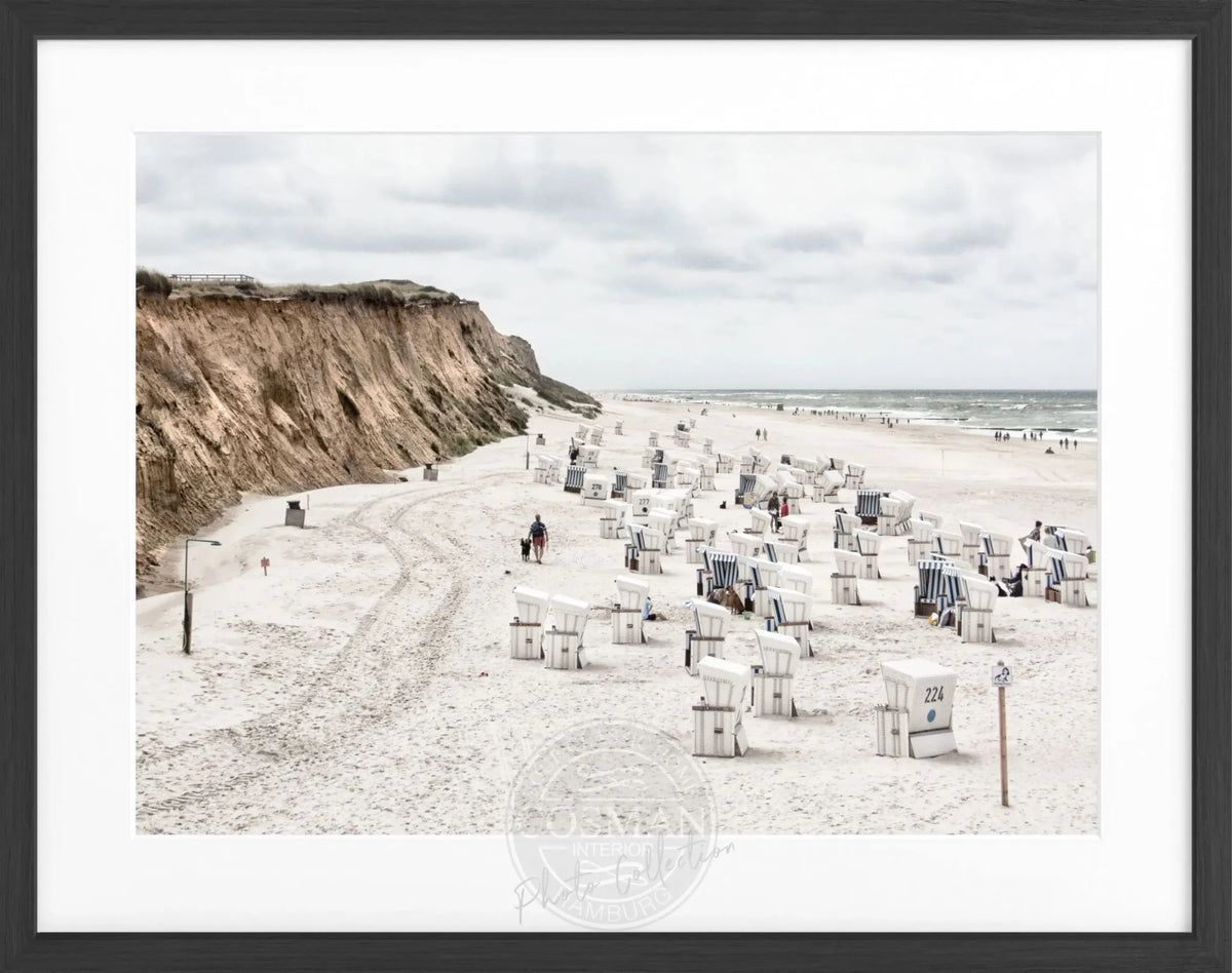 Schwarz-weiß Poster mit Rahmen von Cosman-Photocollection, zeigt Strandkörbe auf Sylt in Kampen, Größe 31x25 cm
