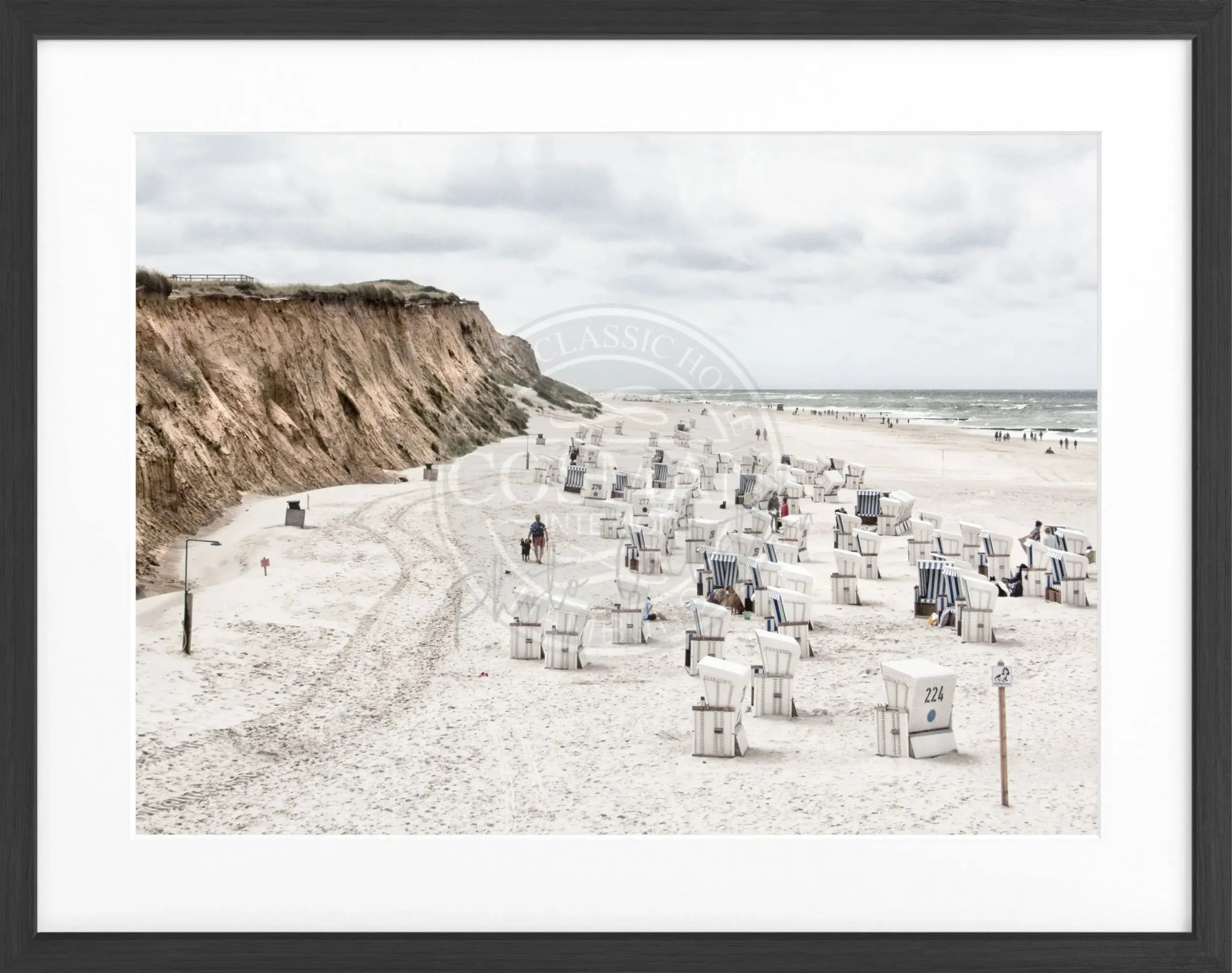 Schwarz-weiß Poster mit Rahmen von Cosman-Photocollection, zeigt Strandkörbe auf Sylt in Kampen, Größe 31x25 cm