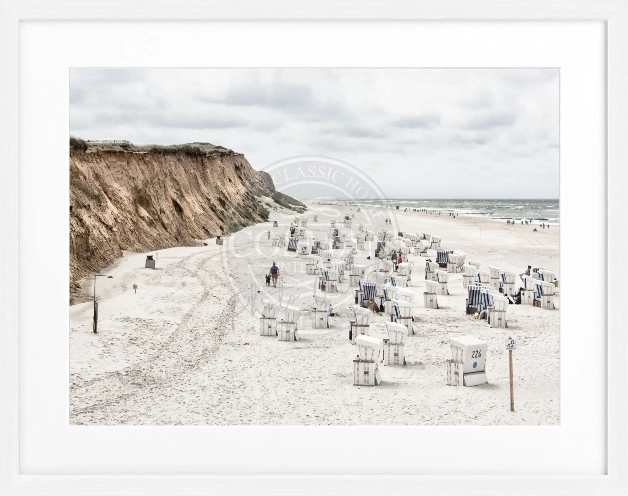 Schwarz-weiß Poster mit Rahmen, zeigt Strandkörbe auf Sylt in Kampen, von Cosman-Photocollection, 31cm x 25cm