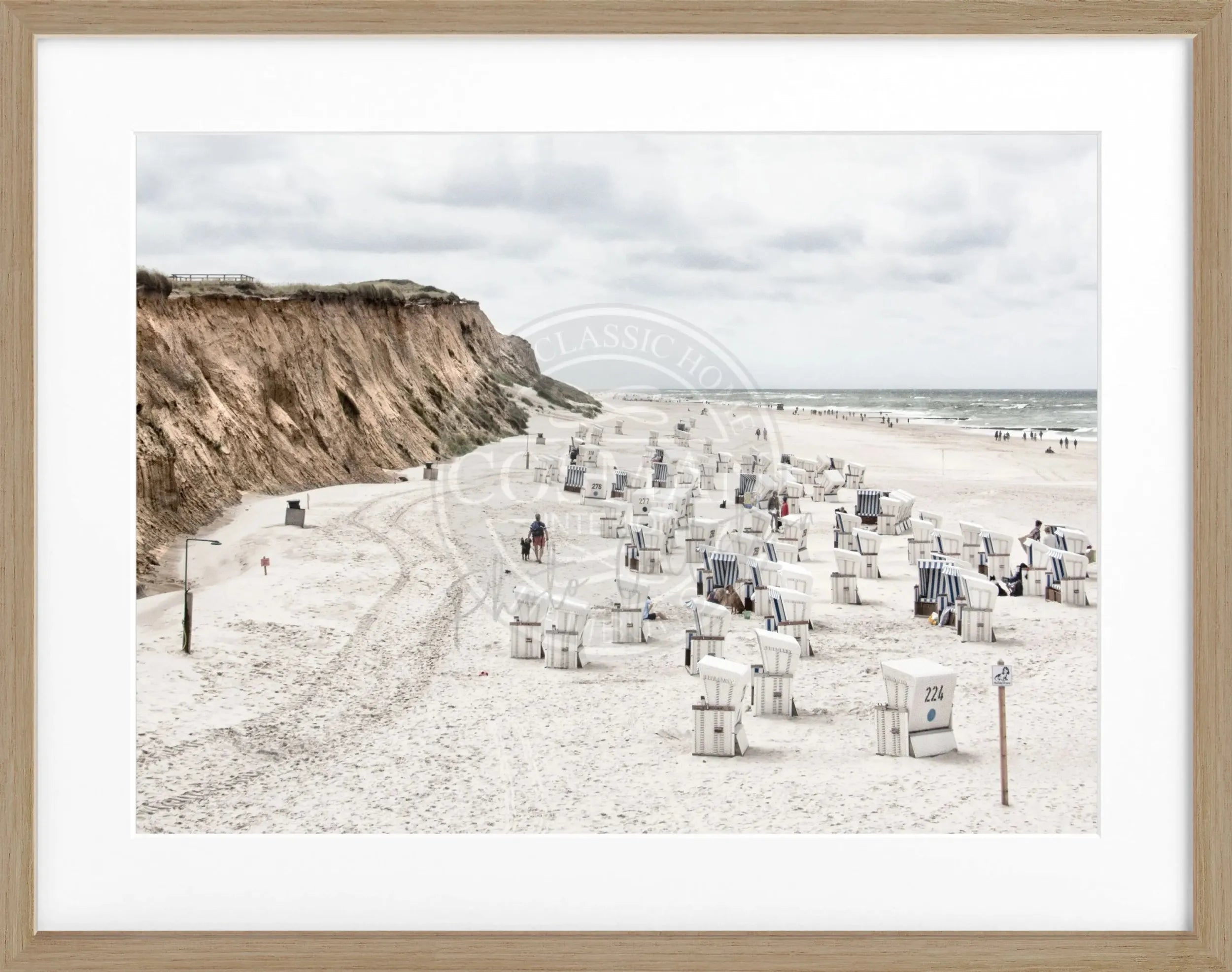 Schwarz-weiß Poster mit Rahmen, zeigt Strandkörbe auf Sylt in Kampen, von Cosman-Photocollection, 31x25 cm