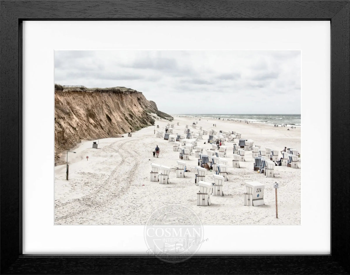 Schwarz-weiß Poster mit Rahmen von Cosman-Photocollection, zeigt Strandkörbe auf Sylt in Kampen, 31x25 cm, urbanes Meeresmotiv