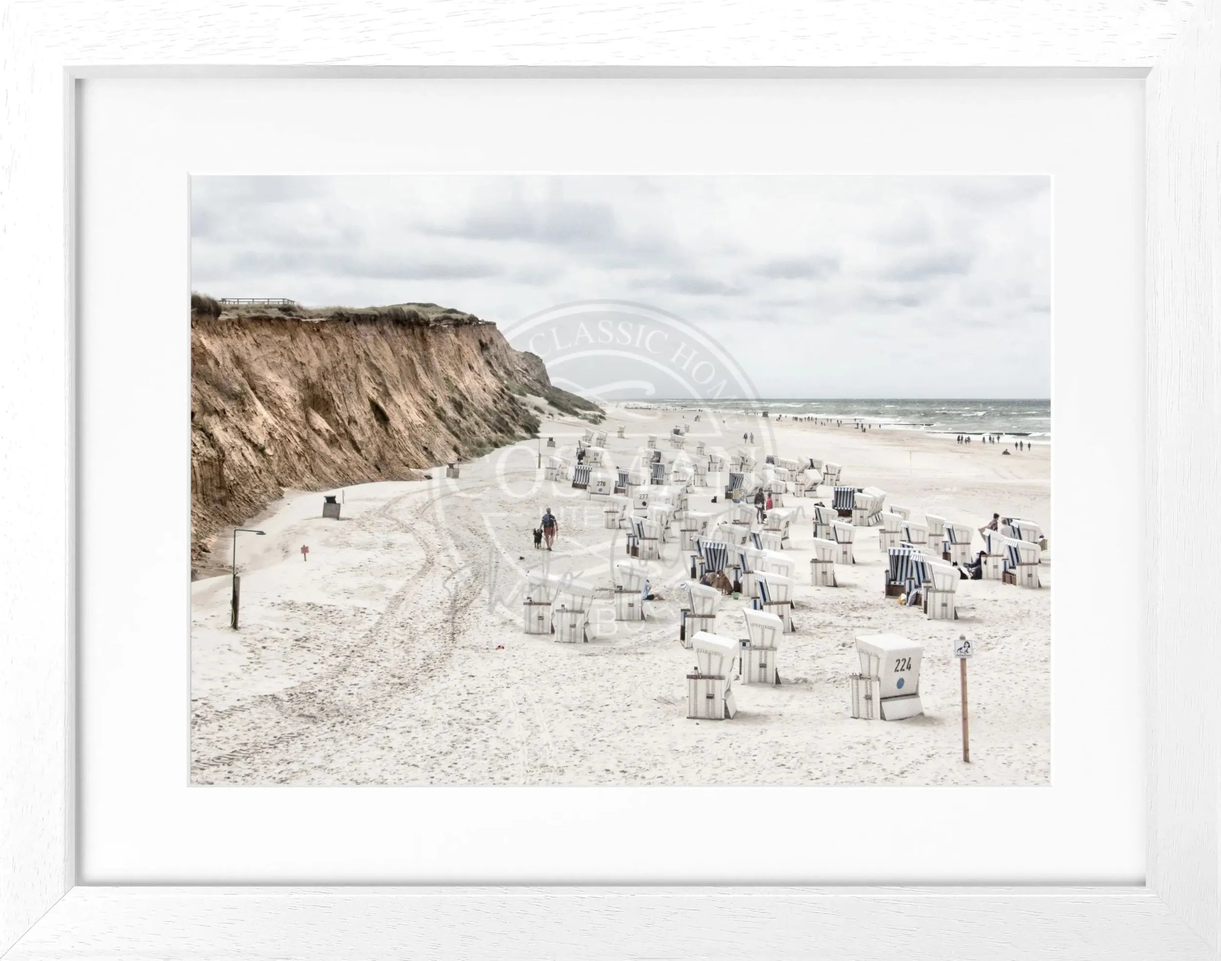 Schwarz-weiß Poster mit Rahmen, zeigt Strandkörbe am Strand von Kampen auf Sylt, von Cosman-Photocollection, 31x25 cm