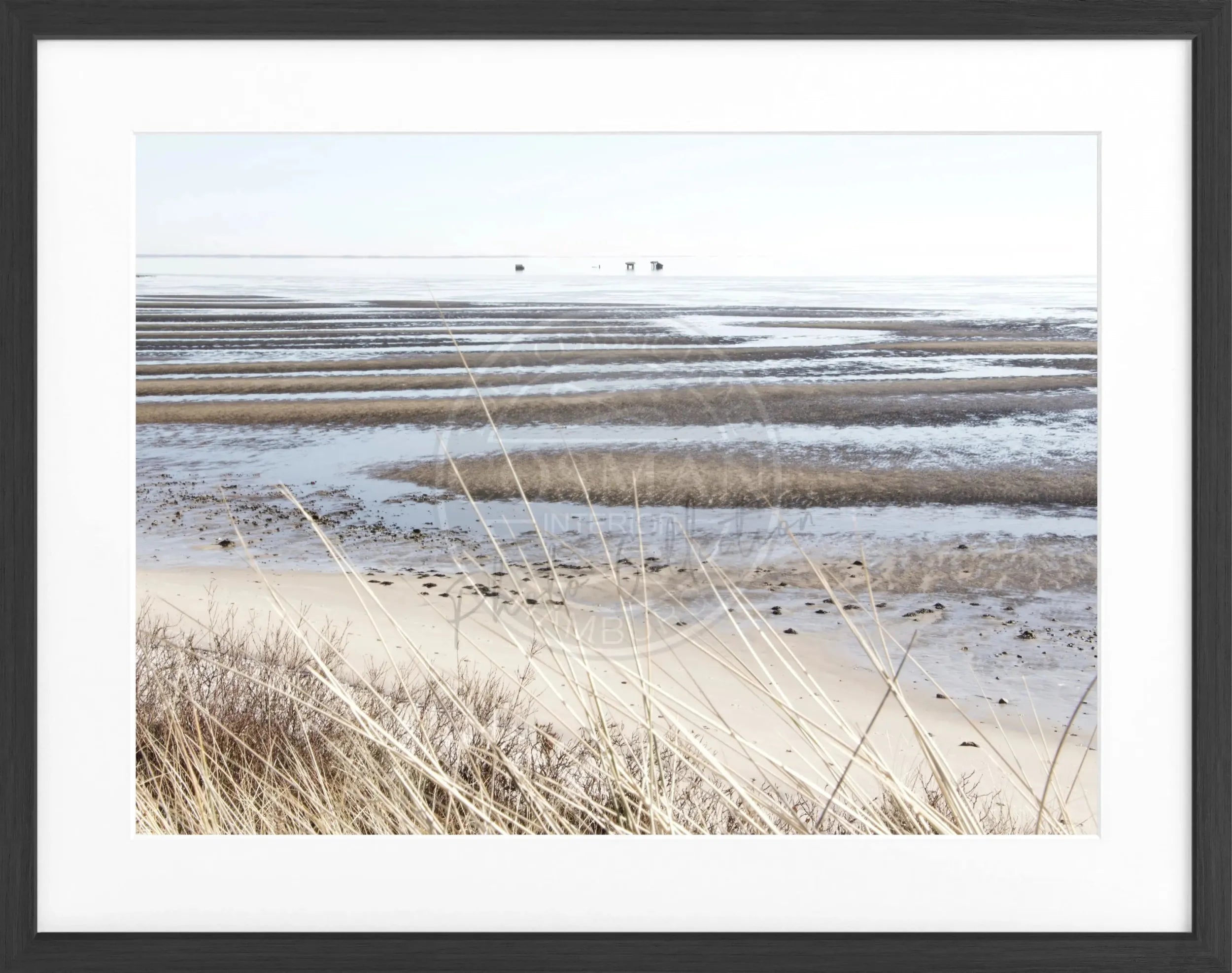Schwarz-weiß Poster mit Rahmen von Cosman-Photocollection, Motiv vom Wattenmeer auf Sylt, 31x25 cm