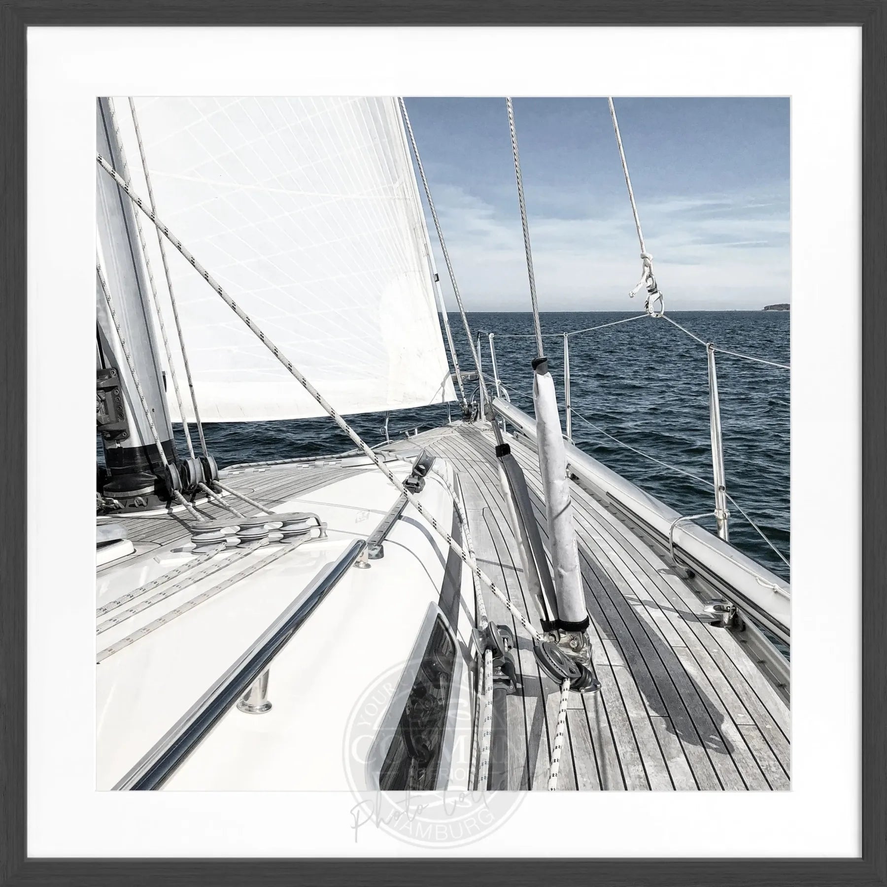Schwarz-Weiß Poster mit Rahmen von Cosman-Photocollection, Segelboot-Motiv, quadratisch 55x55cm, Kunstfotografie