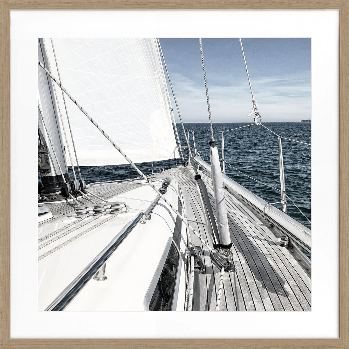 Schwarzweiß Poster mit Rahmen von einem Segelboot, im quadratischen Format 55x55cm, von Cosman-Photocollection.