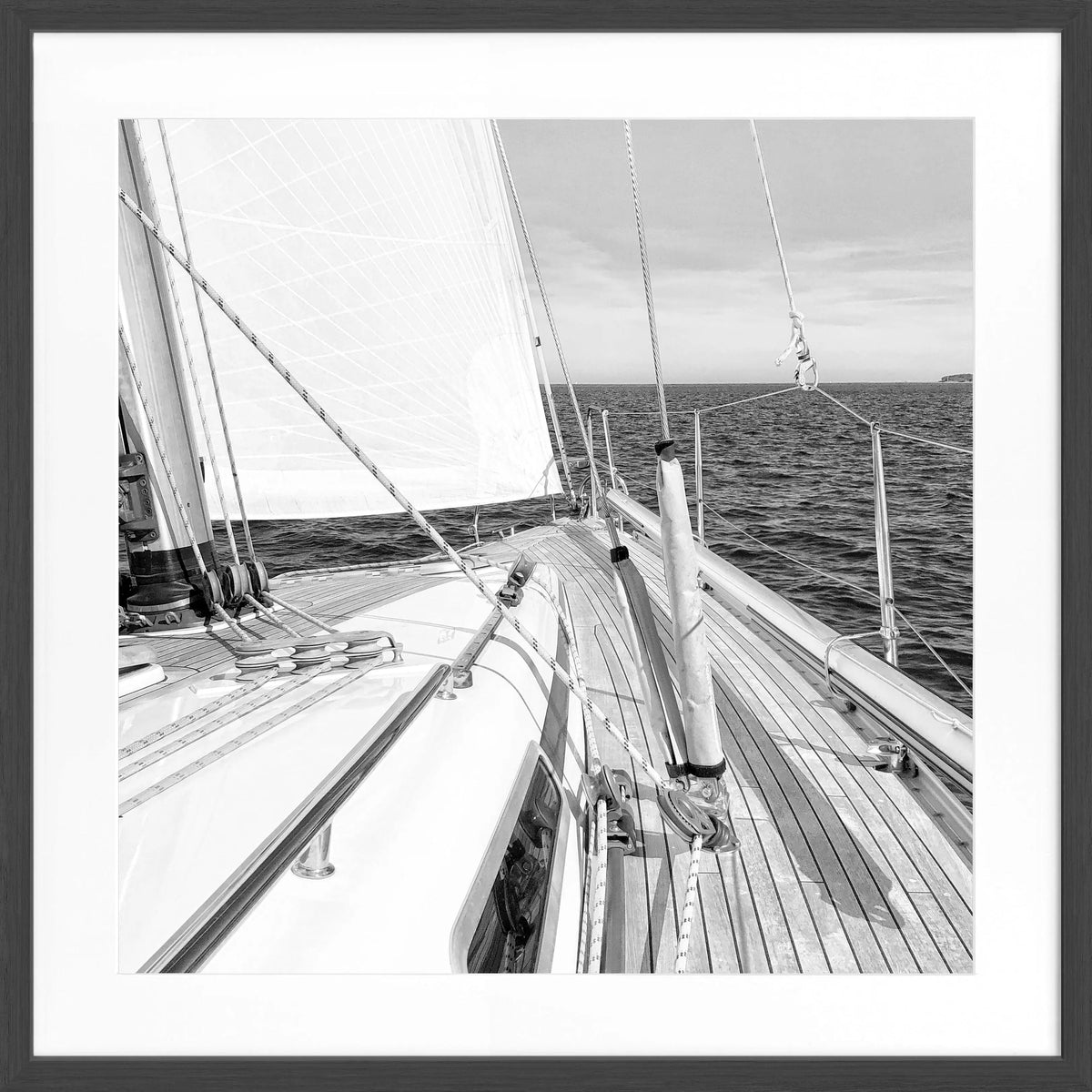 Schwarz-weiß Poster mit Rahmen von einem Segelboot aus der Cosman-Photocollection, quadratisch 55x55cm, dekoratives Wandbild