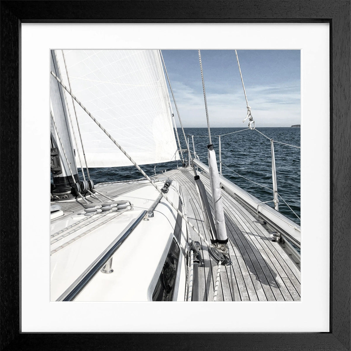 Schwarz-weißes Poster mit Segelboot-Motiv im Rahmen, von Cosman-Photocollection, 55x55 cm, quadratisches Wandbild
