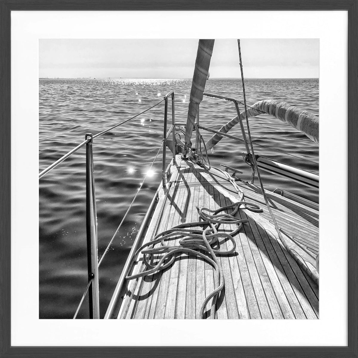 Schwarz-weiß Poster mit Rahmen von einem Segelboot, von Cosman-Photocollection, quadratisch 55x55cm, maritime Wanddekoration