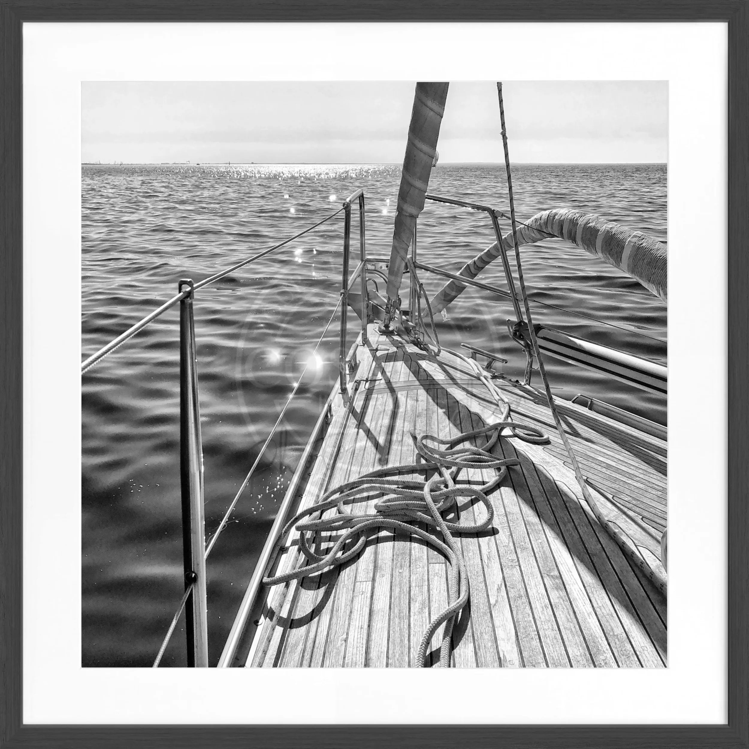 Schwarz-weiß Poster mit Rahmen von einem Segelboot, von Cosman-Photocollection, quadratisch 55x55cm, maritime Wanddekoration