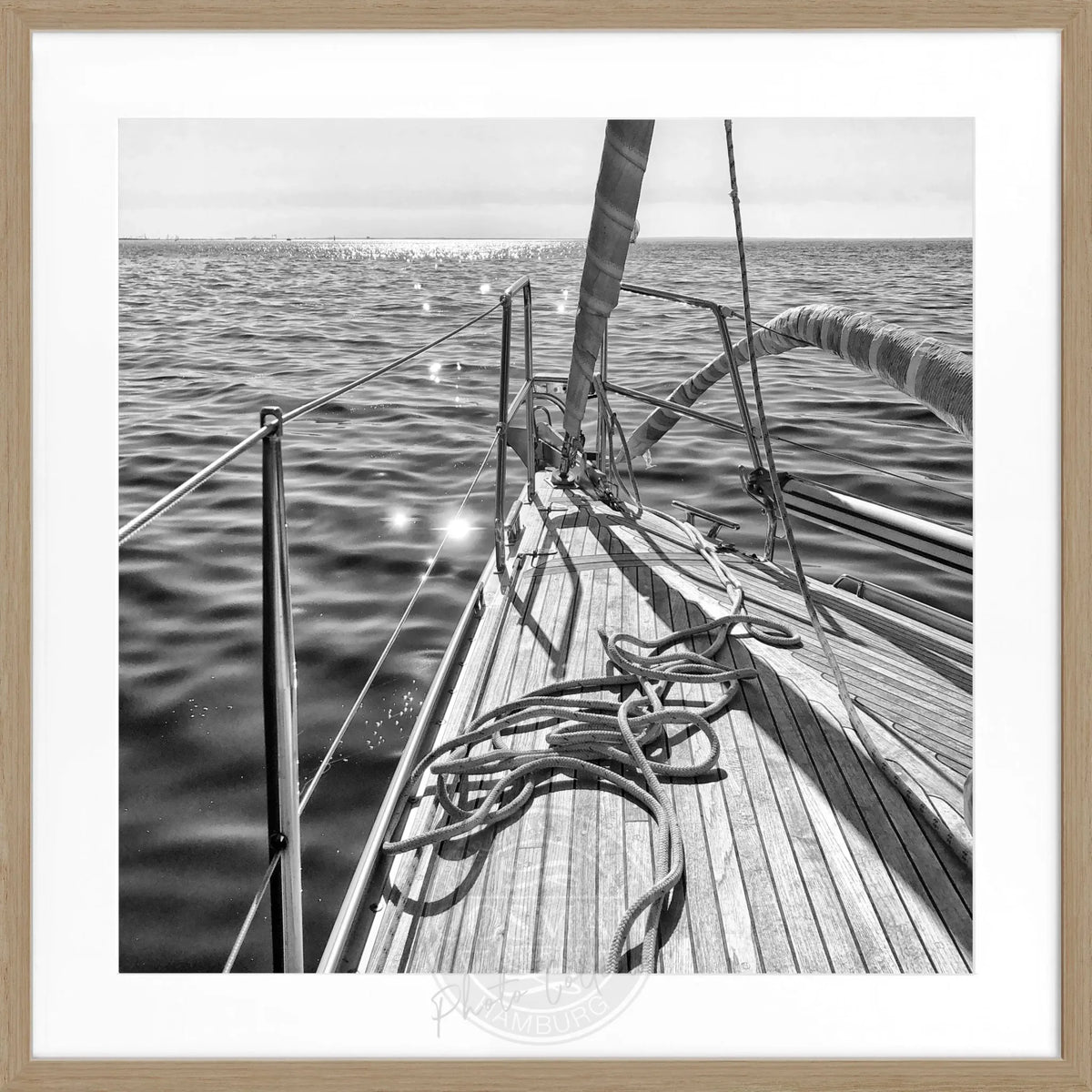 Schwarz-weiß Poster mit Rahmen, Segelboot-Motiv, 55x55cm, von Cosman-Photocollection, quadratisch, modernes Seefahrtsbild