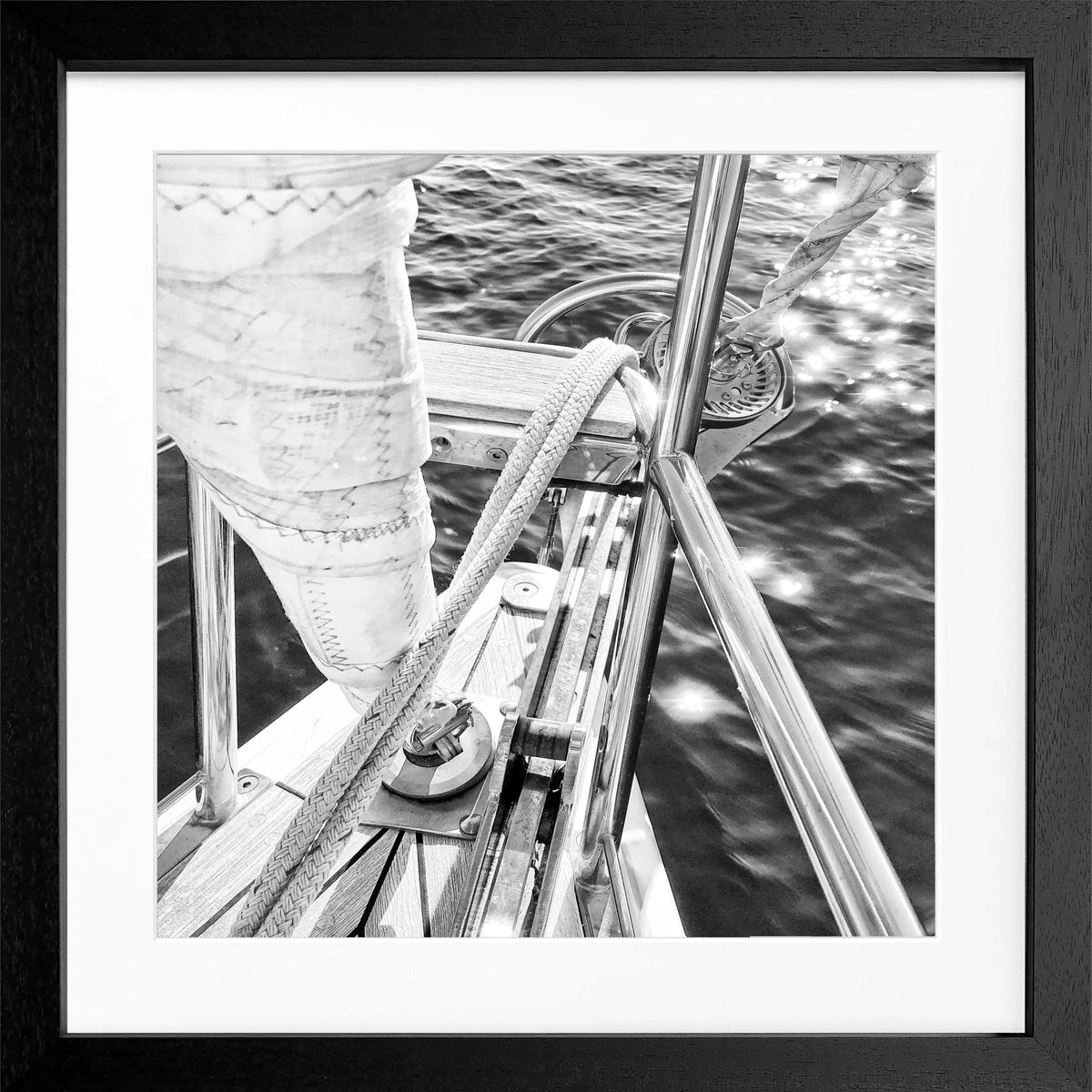 Schwarz-weiß Poster mit Rahmen von einem Segelboot, von Cosman-Photocollection, quadratisch 55x55 cm, minimalistisches Design