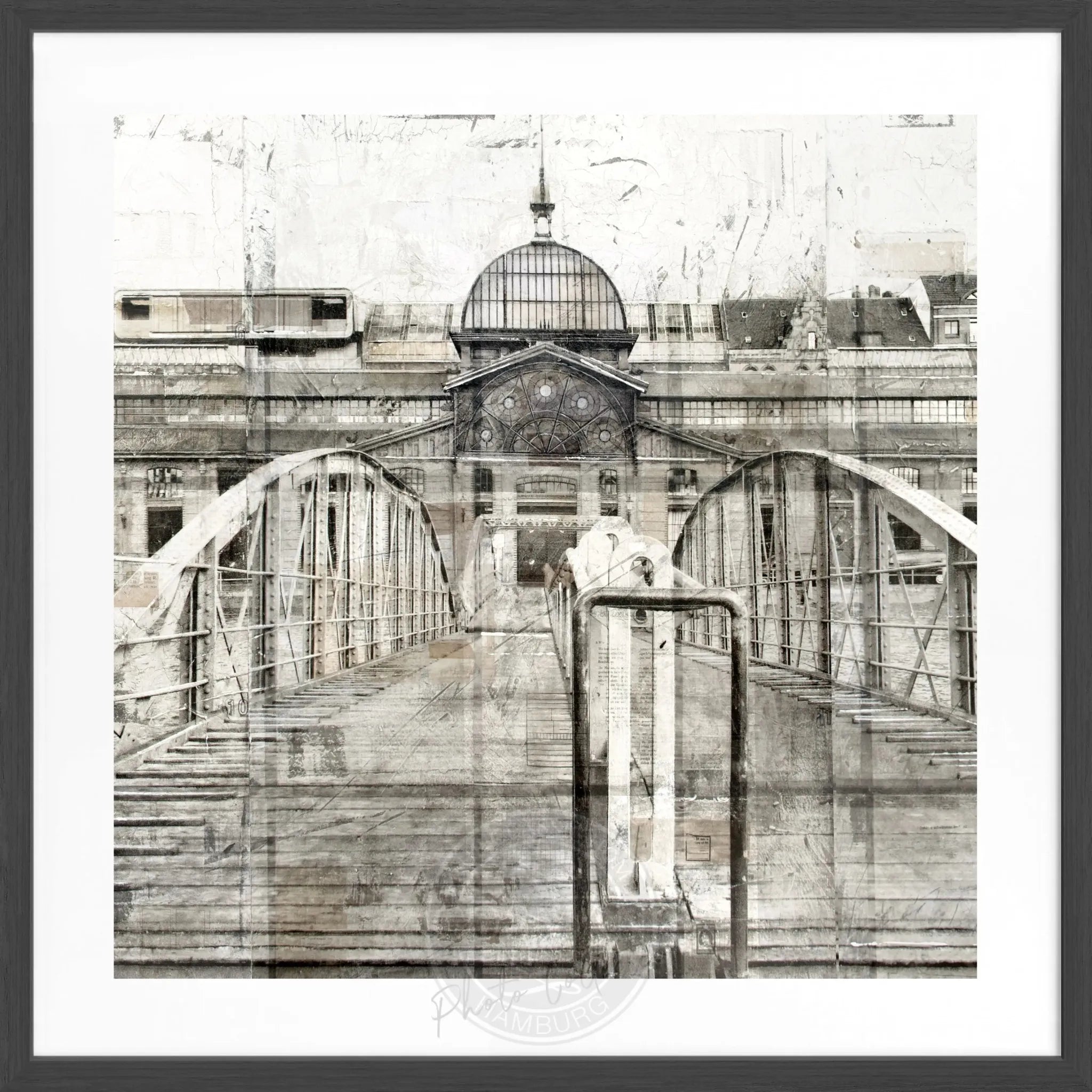 Schwarzweiß Poster mit Rahmen von Cosman-Photocollection, Hafen Hamburg, Fischauktionshalle, quadratisch 55x55cm, urbanes Hafenmotiv