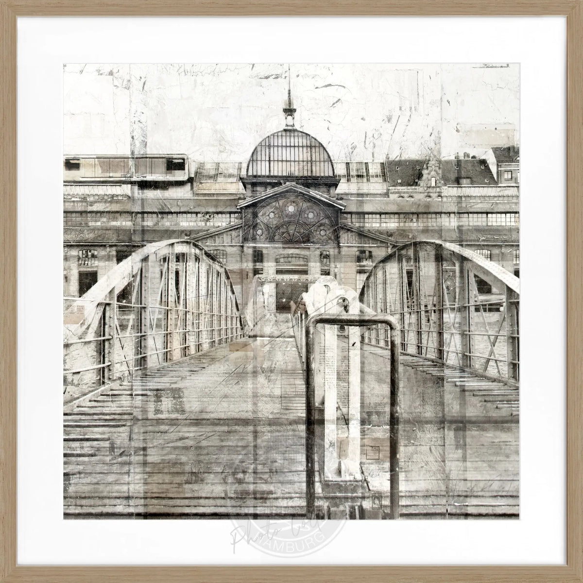 Schwarz-weiß Poster der Fischauktionshalle im Hamburger Hafen von Cosman-Photocollection, gerahmt, 55x55 cm.