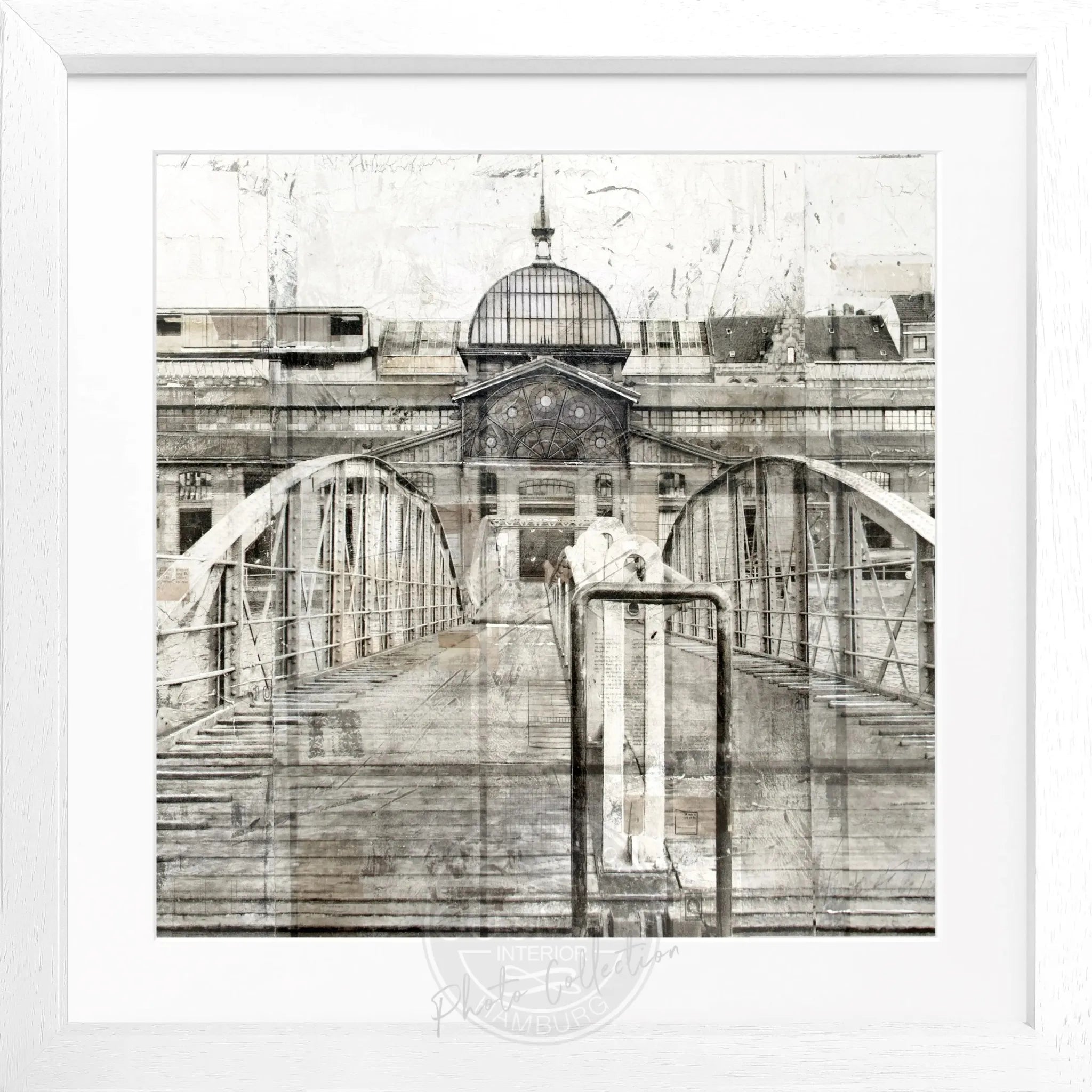 Schwarzes quadratisches Poster mit Rahmen, zeigt die Fischauktionshalle im Hamburger Hafen, von Cosman-Photocollection.
