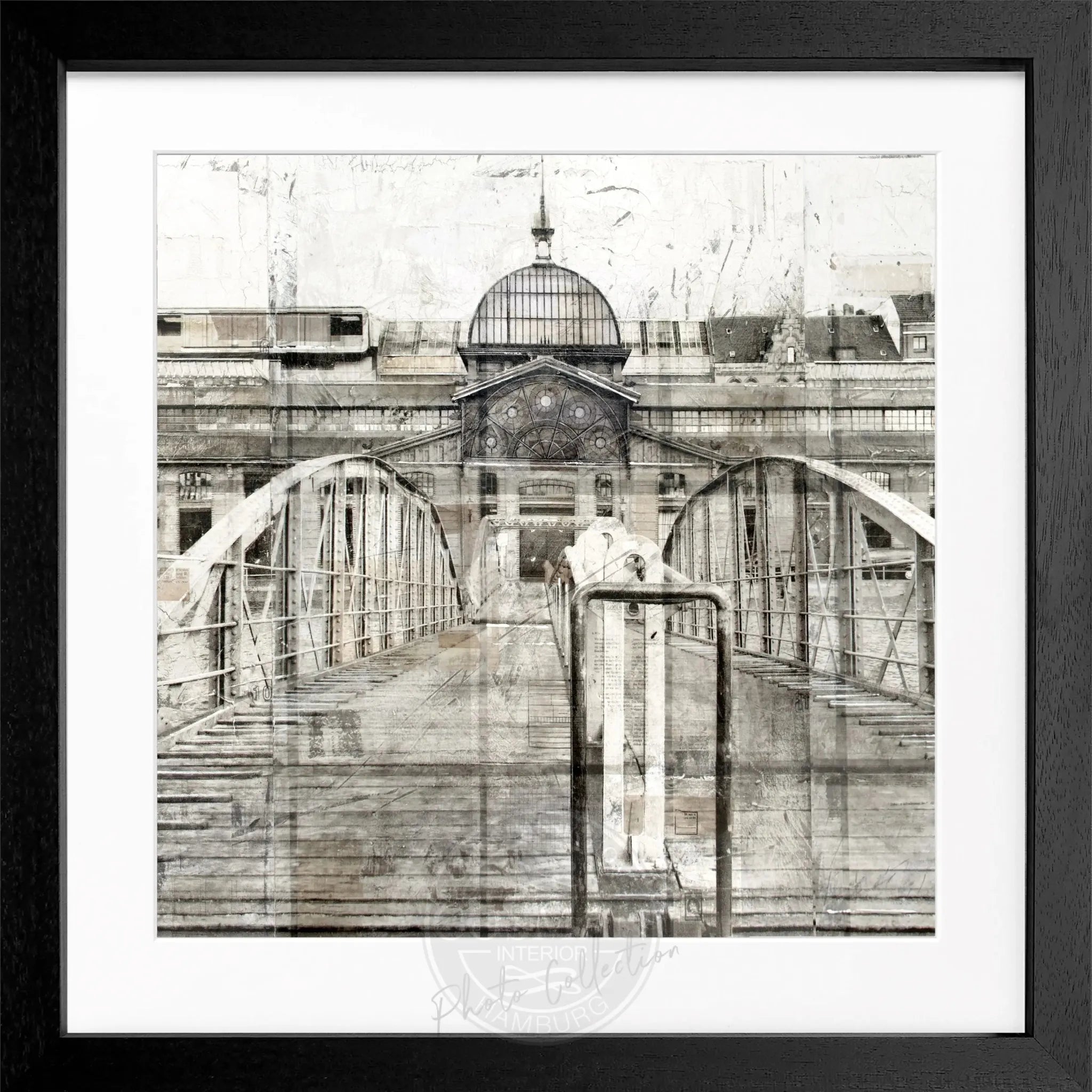 Schwarz-weiß Poster der Fischauktionshalle im Hamburger Hafen, im 55x55cm Rahmen, von Cosman-Photocollection.