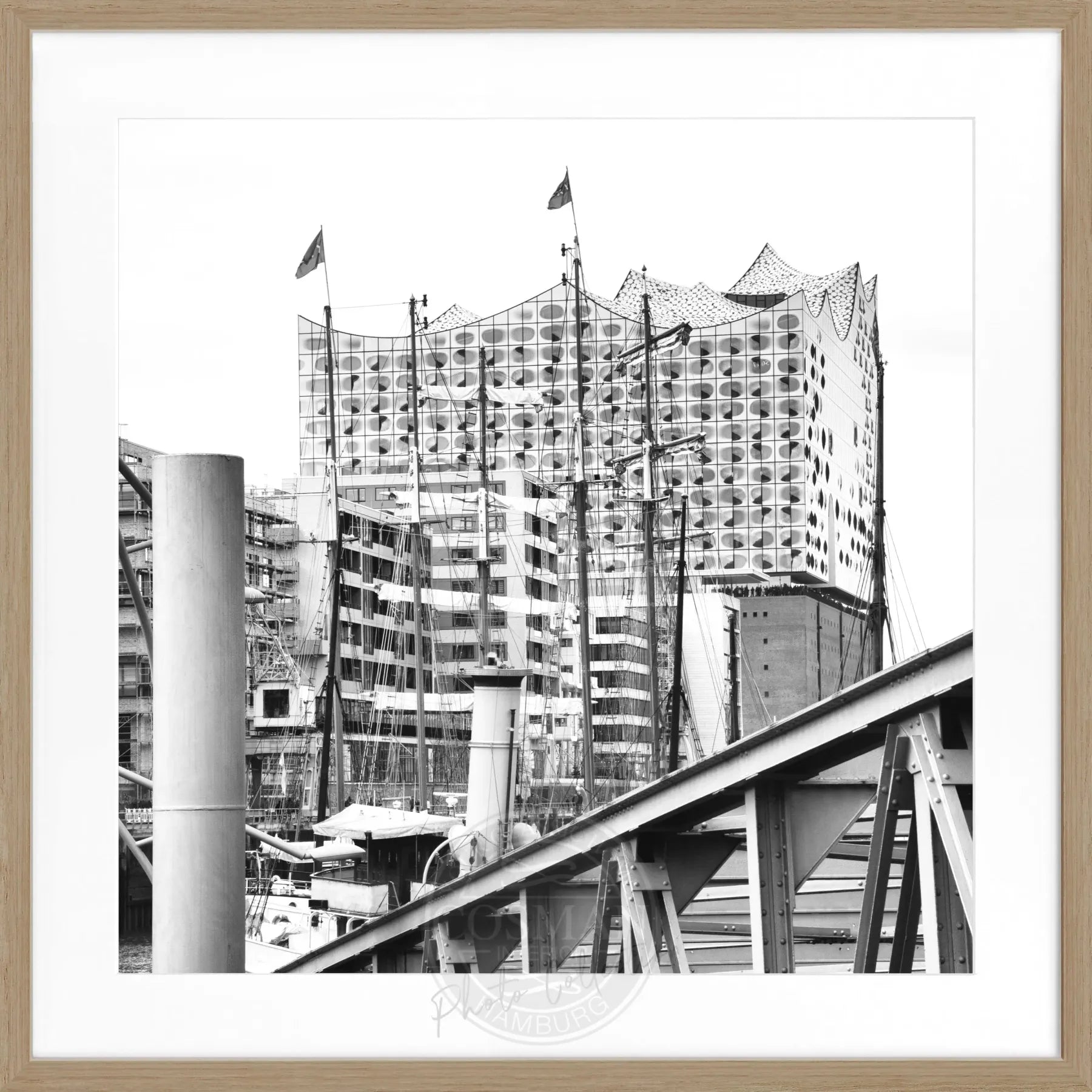 Schwarzes Poster mit Rahmen, Hamburg ’Elphi’ Motiv, von Cosman-Photocollection, quadratisch 55x55cm, Wanddekoration