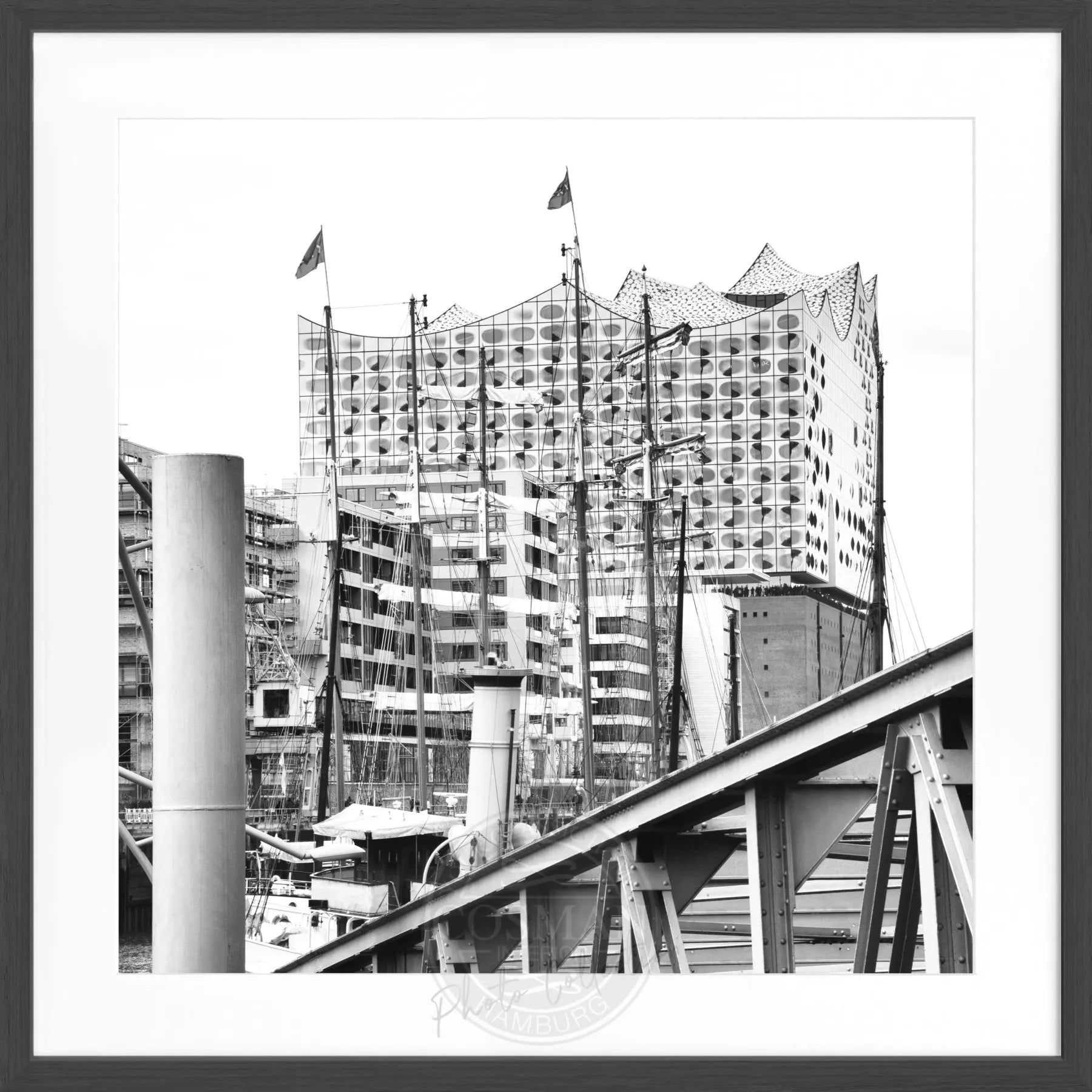 Schwarz-weißes Poster mit Rahmen von Cosman-Photocollection, Hamburg Elphi Ansicht im quadratischen Format, 55x55cm