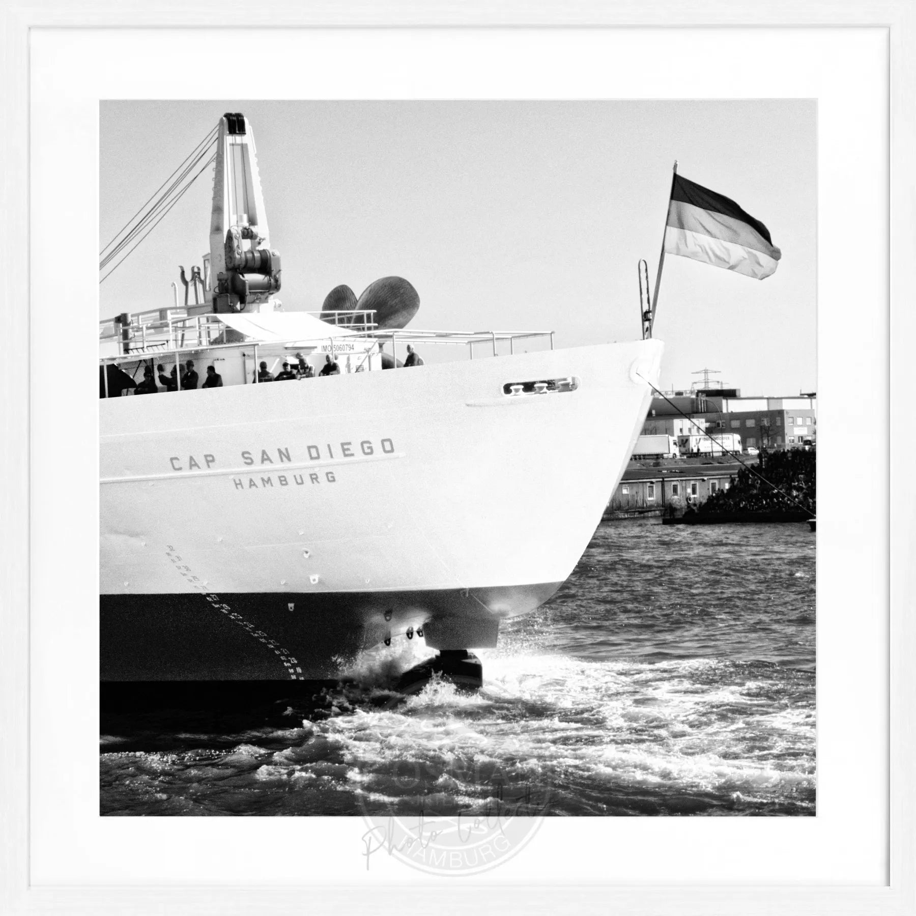 Hochwertiges Poster mit Rahmen, Hamburg Hafen und Cap San Diego, von Cosman-Photocollection, 55x55cm, schwarz.