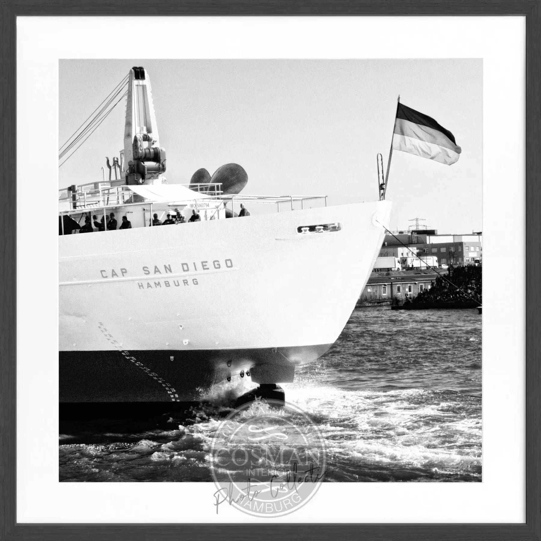 Schwarz-weiß Poster mit Rahmen, zeigt den Hamburger Hafen mit dem Frachtschiff Cap San Diego, von Cosman-Photocollection.