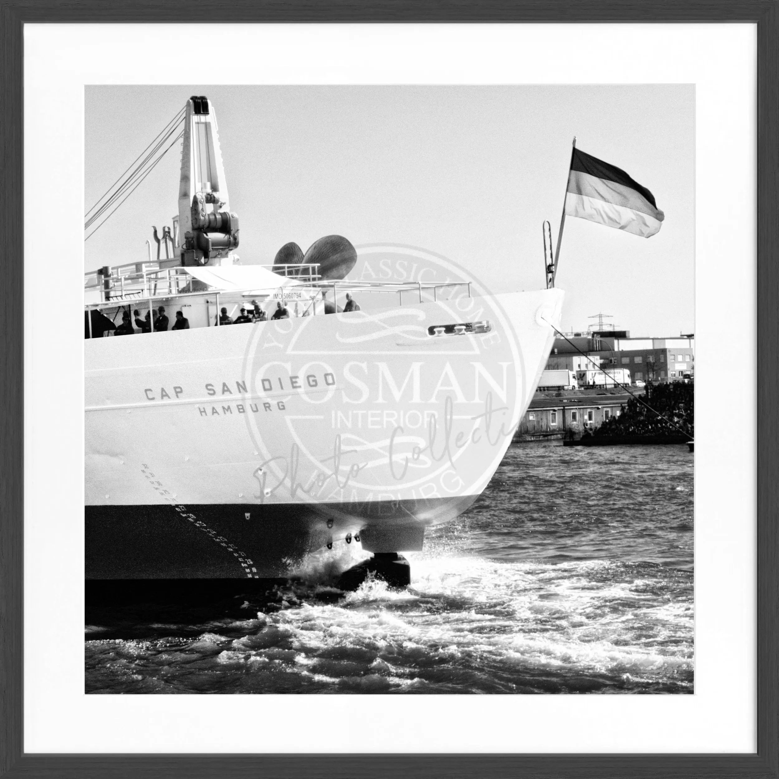 Schwarz-weiß Poster mit Rahmen, zeigt den Hamburger Hafen mit dem Frachtschiff Cap San Diego, von Cosman-Photocollection.