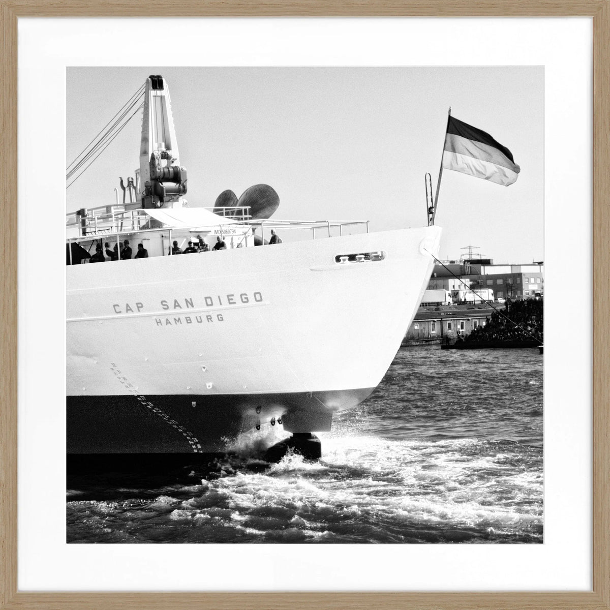 Schwarz-weißes Poster mit Rahmen von Cosman-Photocollection, Hamburg Hafen, Cap San Diego, quadratisch 55x55 cm, maritime Szene