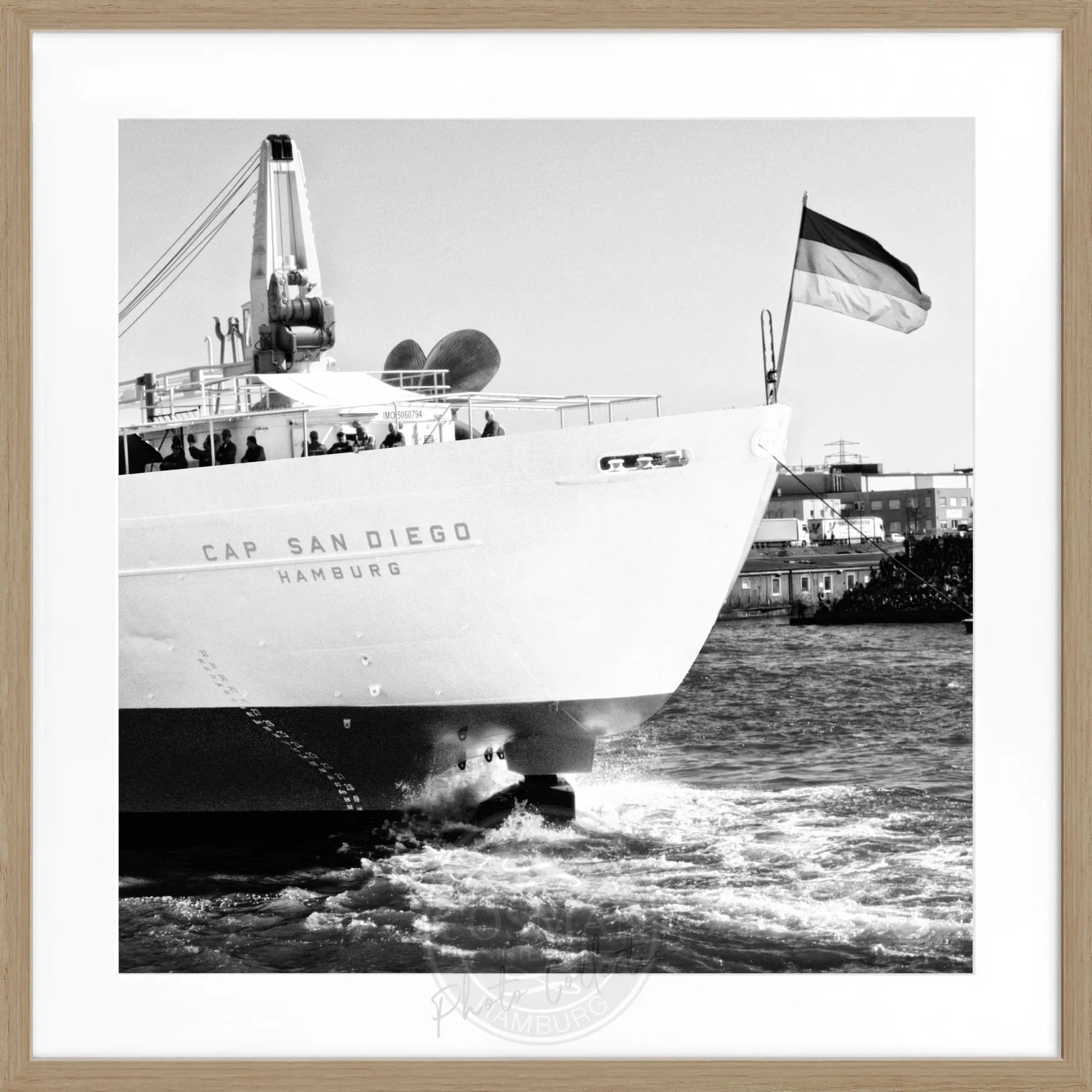 Schwarz-weißes Poster mit Rahmen von Cosman-Photocollection, Hamburg Hafen, Cap San Diego, quadratisch 55x55 cm, maritime Szene