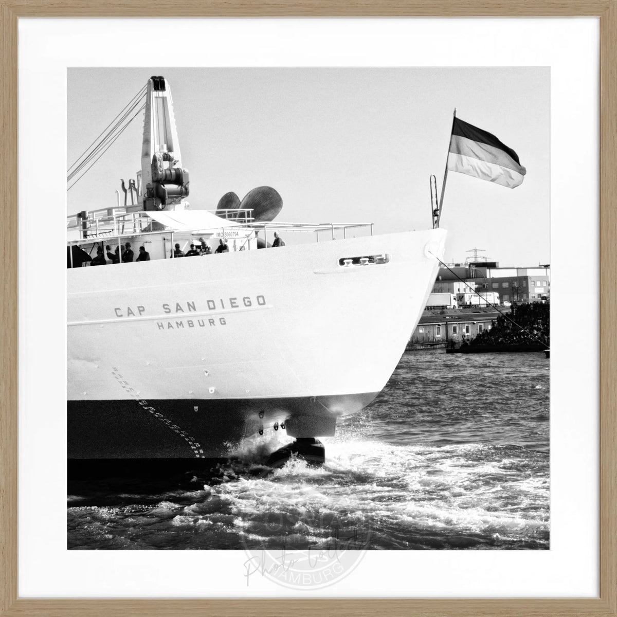 Schwarz-weißes Poster mit Rahmen von Cosman-Photocollection, Hamburg Hafen, Cap San Diego, quadratisch 55x55 cm, maritime Szene
