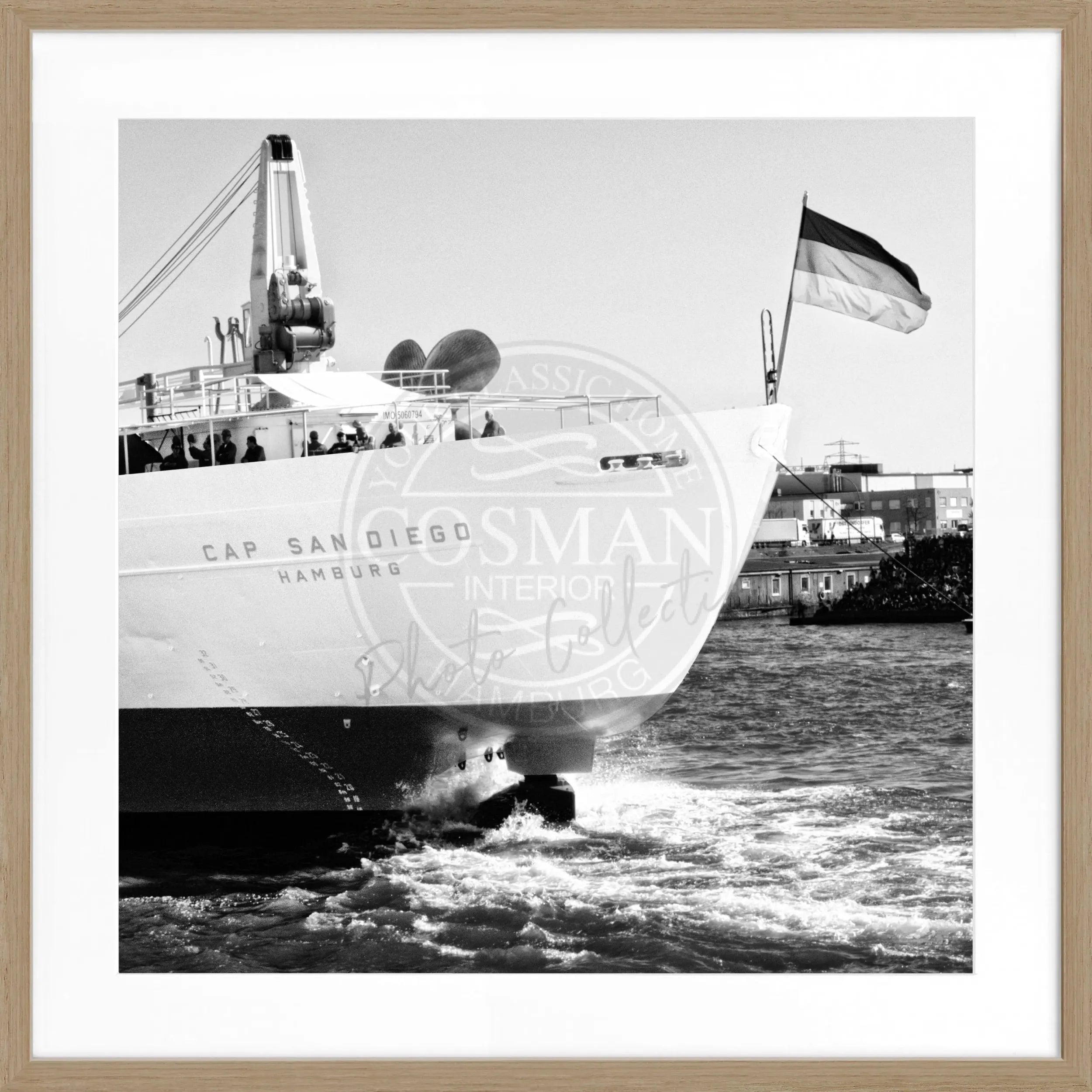 Schwarz-weißes Poster mit Rahmen von Cosman-Photocollection, Hamburg Hafen, Cap San Diego, quadratisch 55x55 cm, maritime Szene