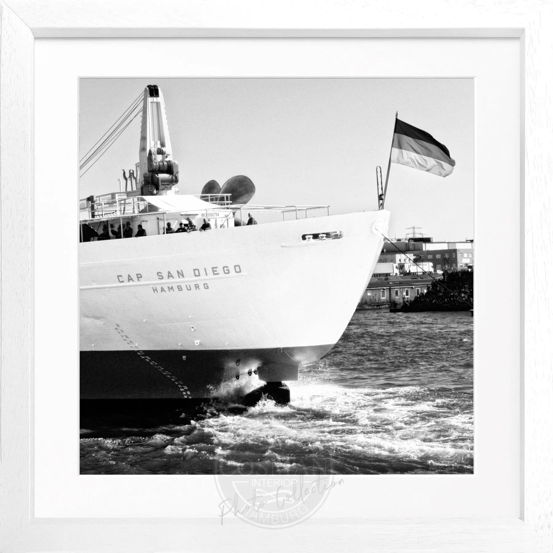 Schwarz-weiß Poster mit Rahmen von Cosman-Photocollection, Hamburg Hafen mit Cap San Diego, quadratisch 55x55cm