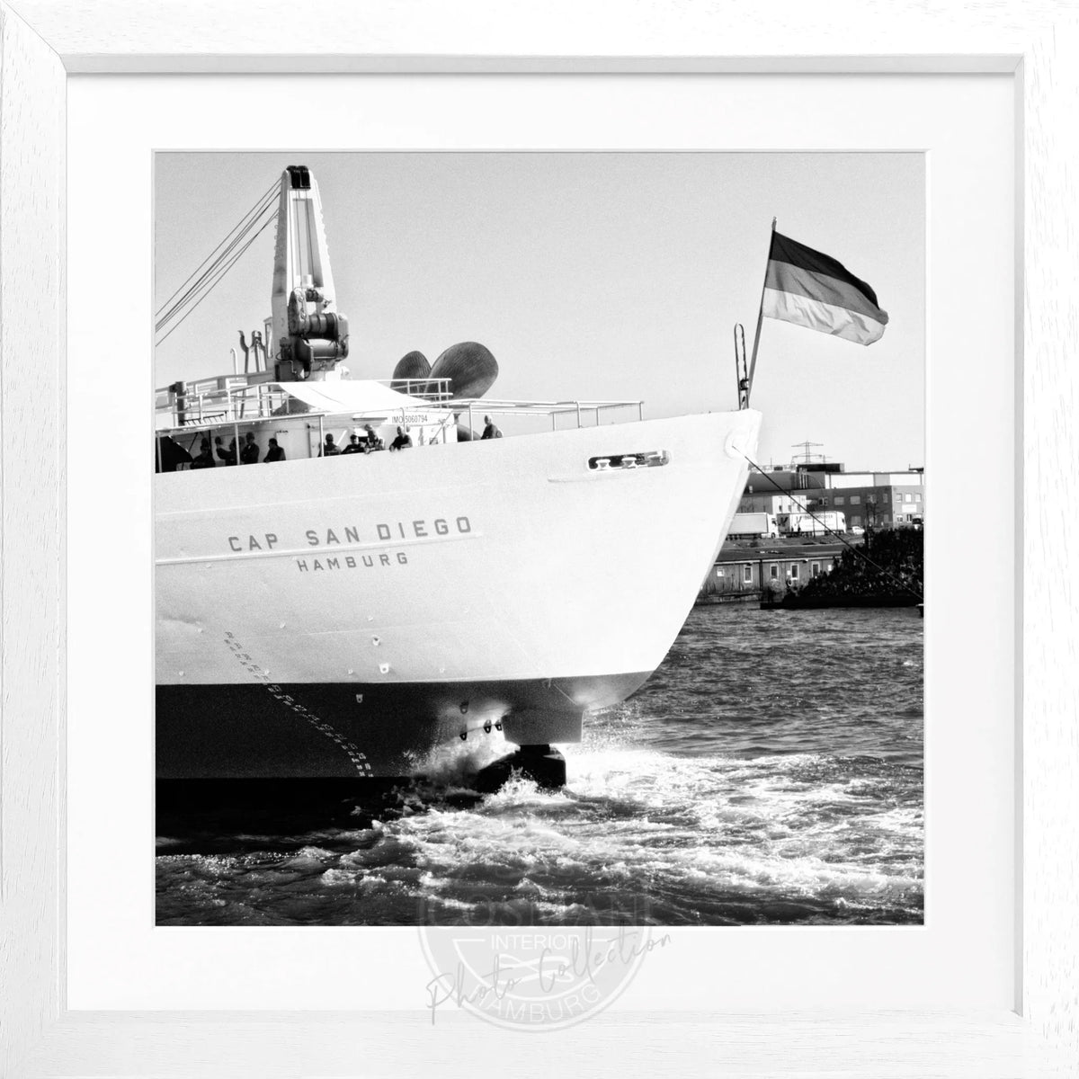 Schwarz-weiß Poster mit Rahmen von Cosman-Photocollection, Hamburg Hafen mit Cap San Diego, quadratisch 55x55cm