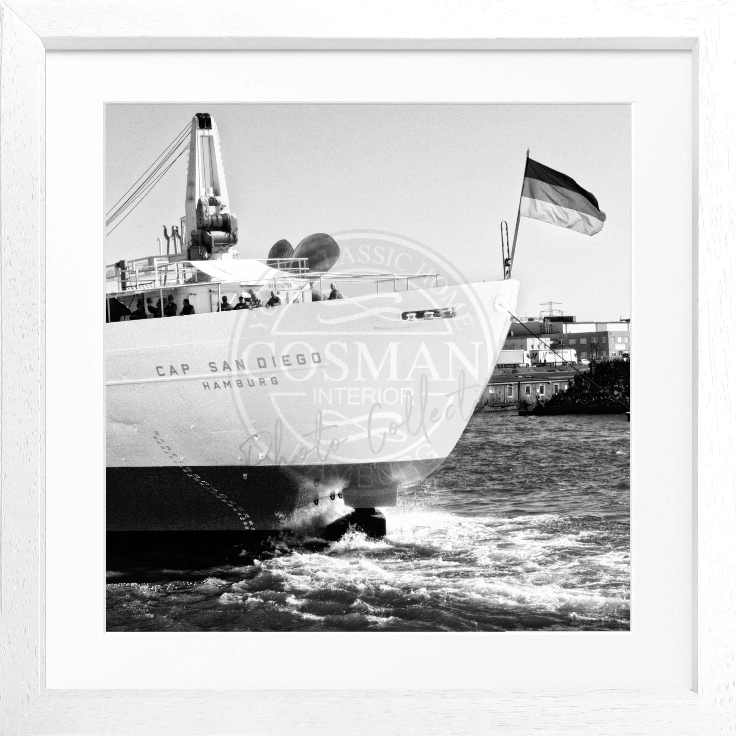 Schwarz-weiß Poster mit Rahmen von Cosman-Photocollection, Hamburg Hafen mit Cap San Diego, quadratisch 55x55cm