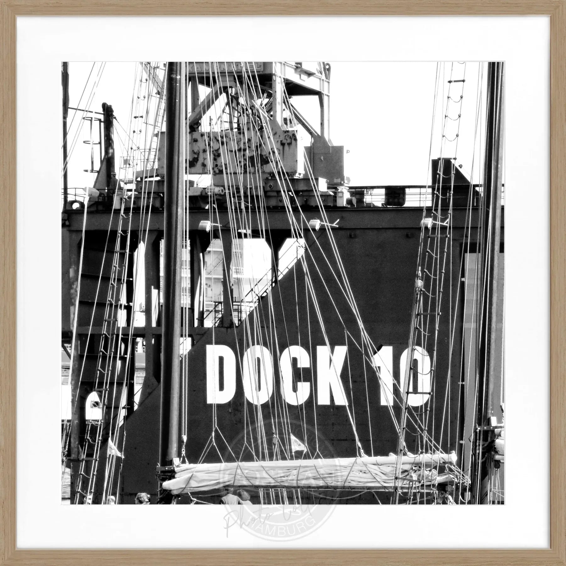 Schwarz-weiß Poster mit Rahmen, Hamburg Hafen Dock 10, von Cosman-Photocollection, 55x55cm, maritimes Stadtbild