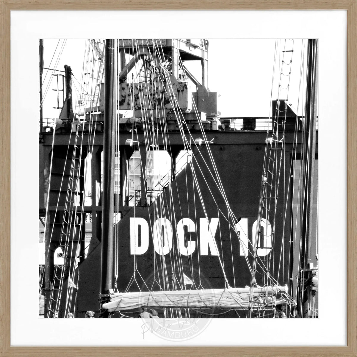 Schwarz-weiß Poster mit Rahmen, Hamburg Hafen Dock 10, von Cosman-Photocollection, 55x55cm, maritimes Stadtbild
